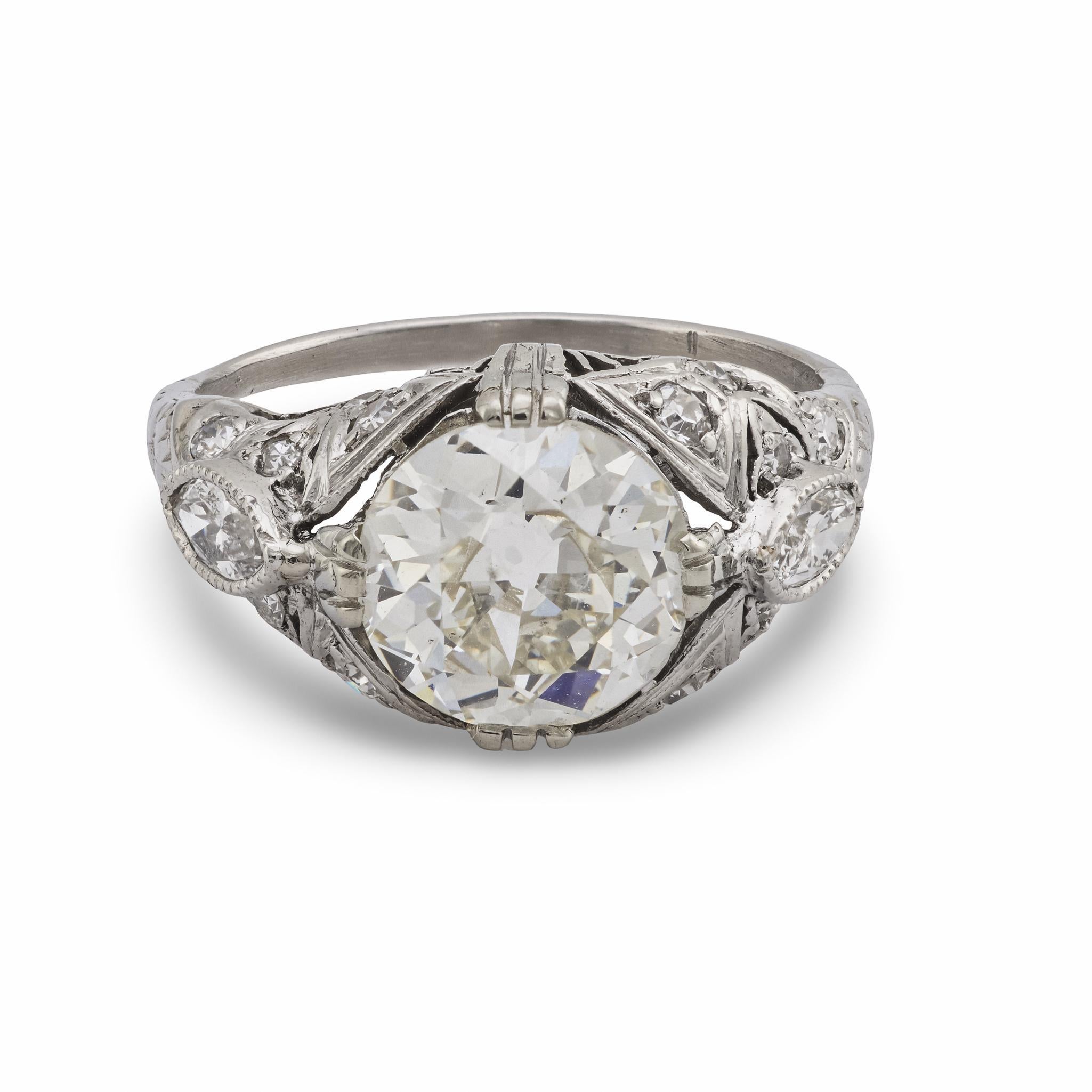Taille vieille Europe Bague de fiançailles Art déco en platine avec diamant taille européenne ancienne de 2.52 carats certifié GIA en vente