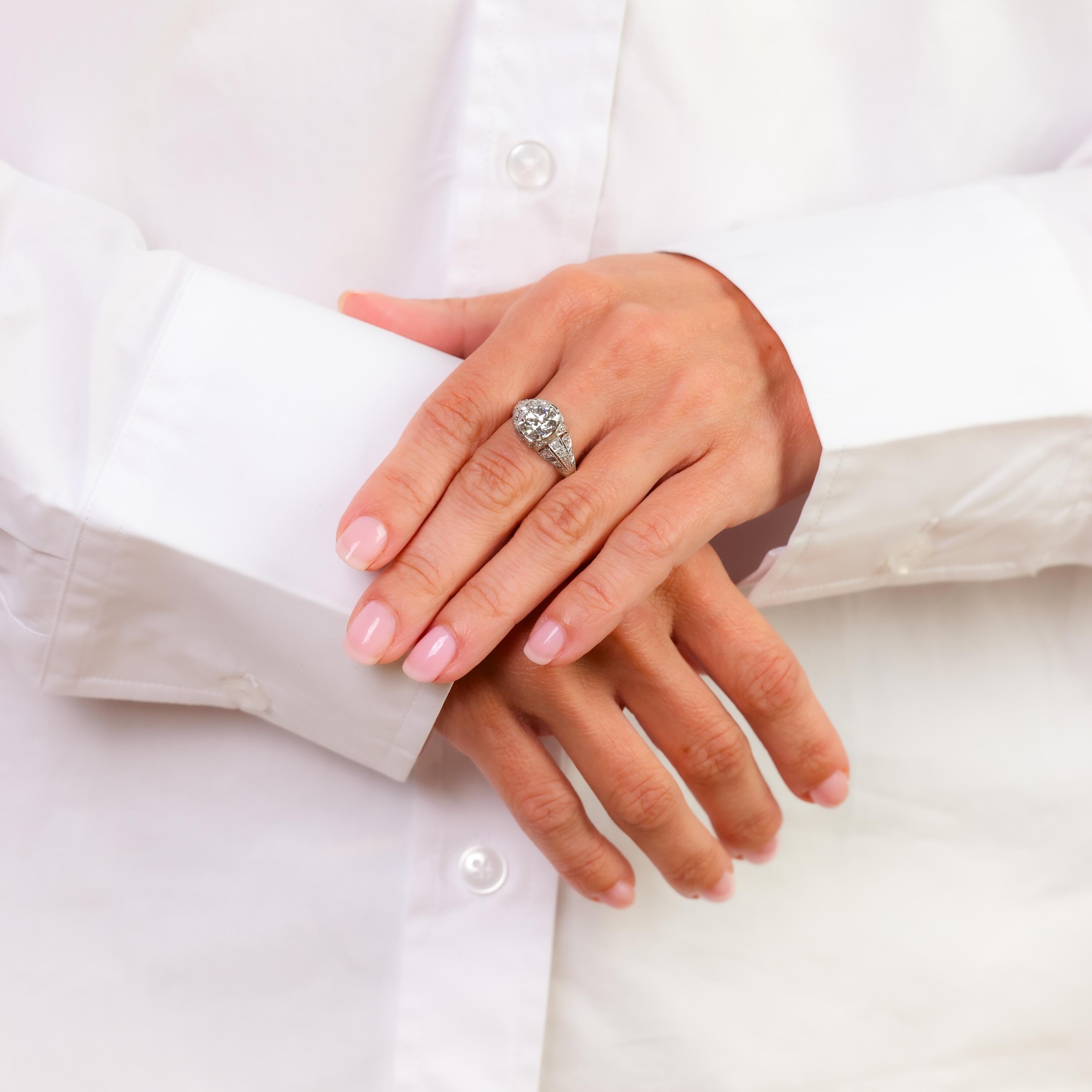 Dieser exquisite Art-Déco-Ring präsentiert einen 2,59 Karat schweren, GIA-zertifizierten Diamanten im alten europäischen Schliff, der durch funkelnde Diamanten im Einzelschliff in einer zeitlosen Platinfassung veredelt wird.