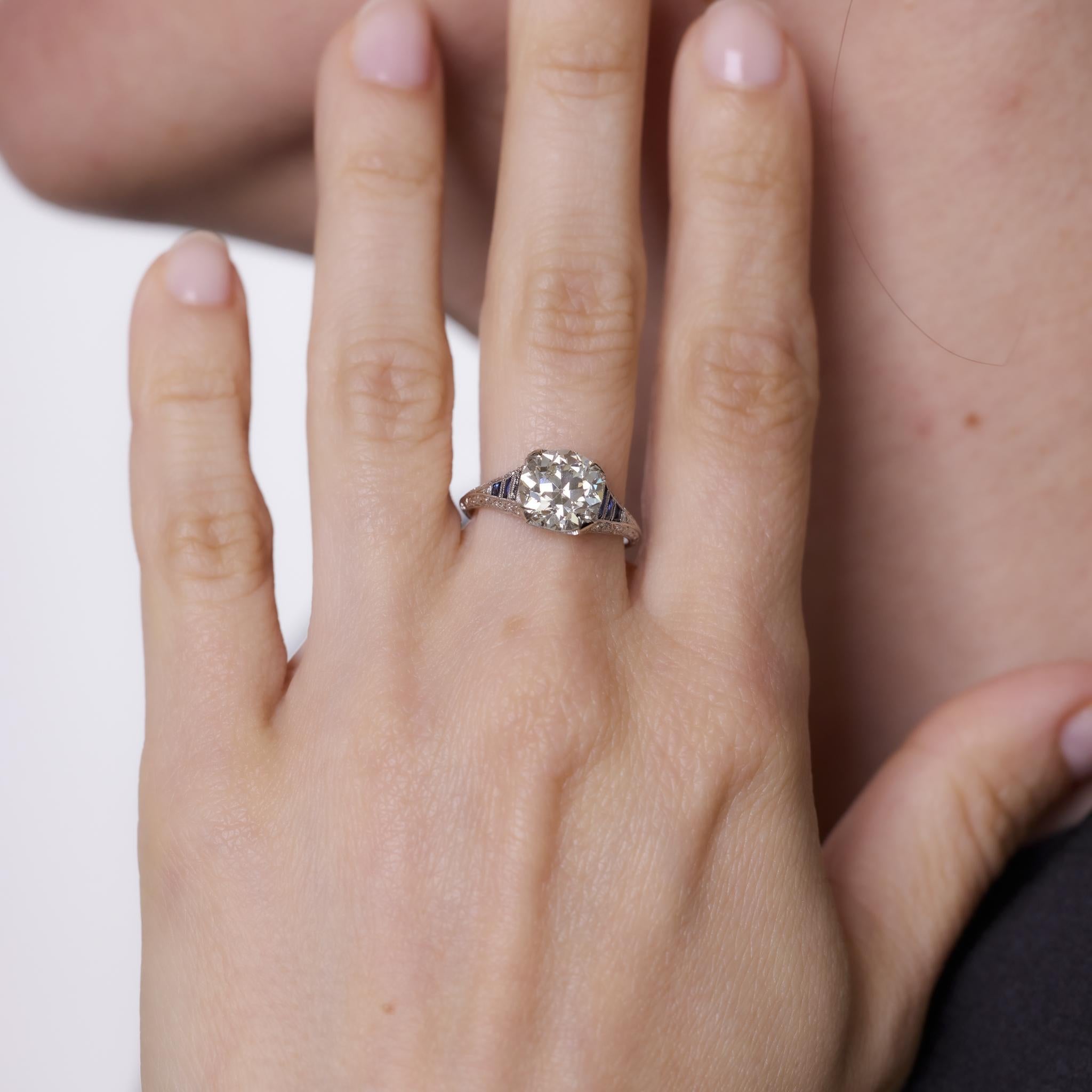 Cette remarquable bague Art déco présente un diamant de taille européenne ancienne de 2,67 carats certifié par la GIA, encadré par six saphirs de taille française. Réalisée en platine, elle rayonne d'une élégance intemporelle des années 1930 et d'un