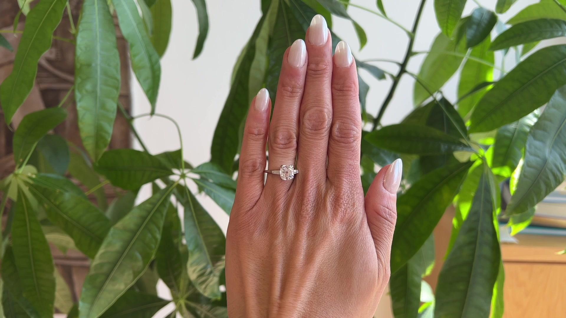 Ein Art Deco GIA 2,74 Karat Old Mine Cut Diamant Platin Verlobungsring. Mit einem GIA-zertifizierten Diamanten im alten Minenschliff von 2,74 Karat, begleitet von einem Zertifikat #1443006834, das besagt, dass der Diamant die Farbe J und die