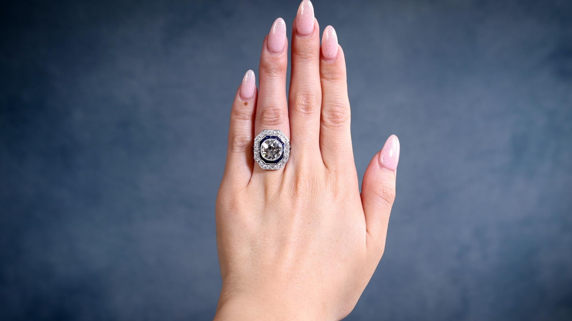 Ein Art Deco GIA 3,21 Karat Old European Cut Diamond Sapphire Platinum Ring. Mit einem GIA-Diamanten im alten europäischen Schliff von 3,21 Karat, begleitet von GIA #2239169105, die besagt, dass der Diamant K Farbe, SI1 Klarheit ist. Akzentuiert