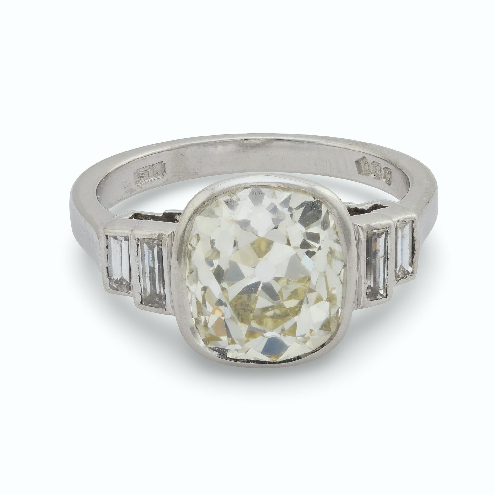Art Déco Anello di fidanzamento in platino Art Deco GIA da 3.29 carati con diamanti taglio old mine in vendita