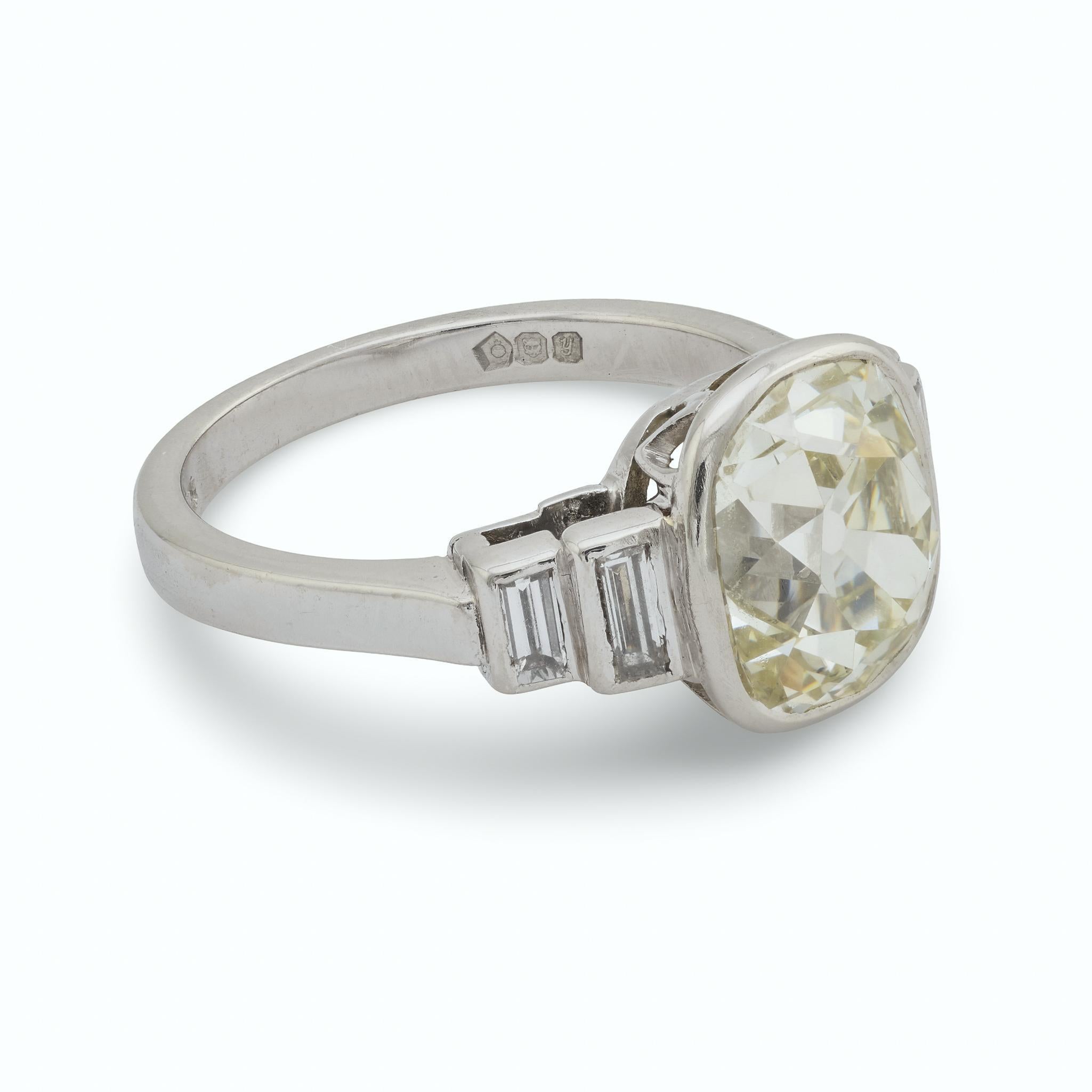 Anello di fidanzamento in platino Art Deco GIA da 3.29 carati con diamanti taglio old mine In condizioni buone in vendita a Beverly Hills, CA