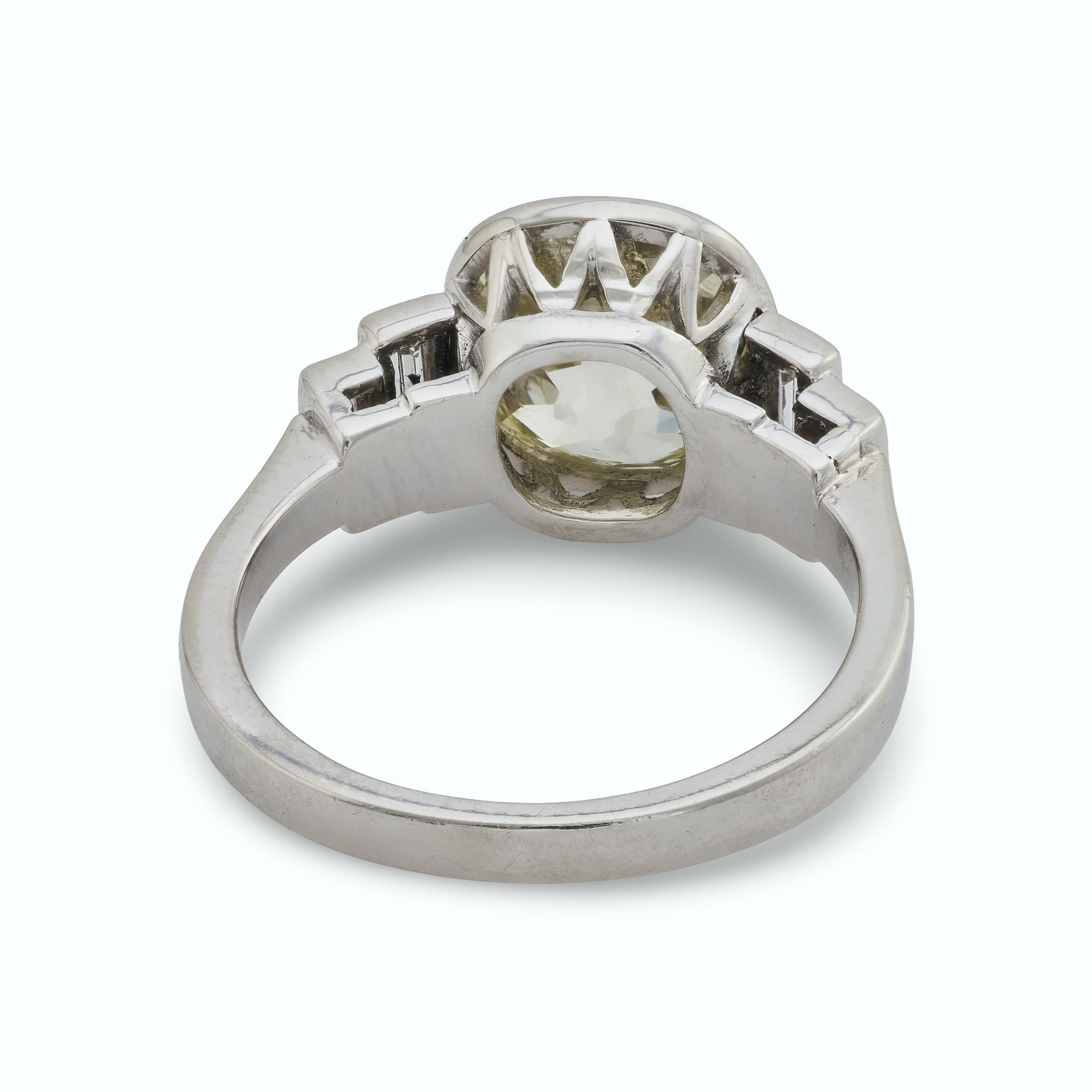 Anello di fidanzamento in platino Art Deco GIA da 3.29 carati con diamanti taglio old mine in vendita 1