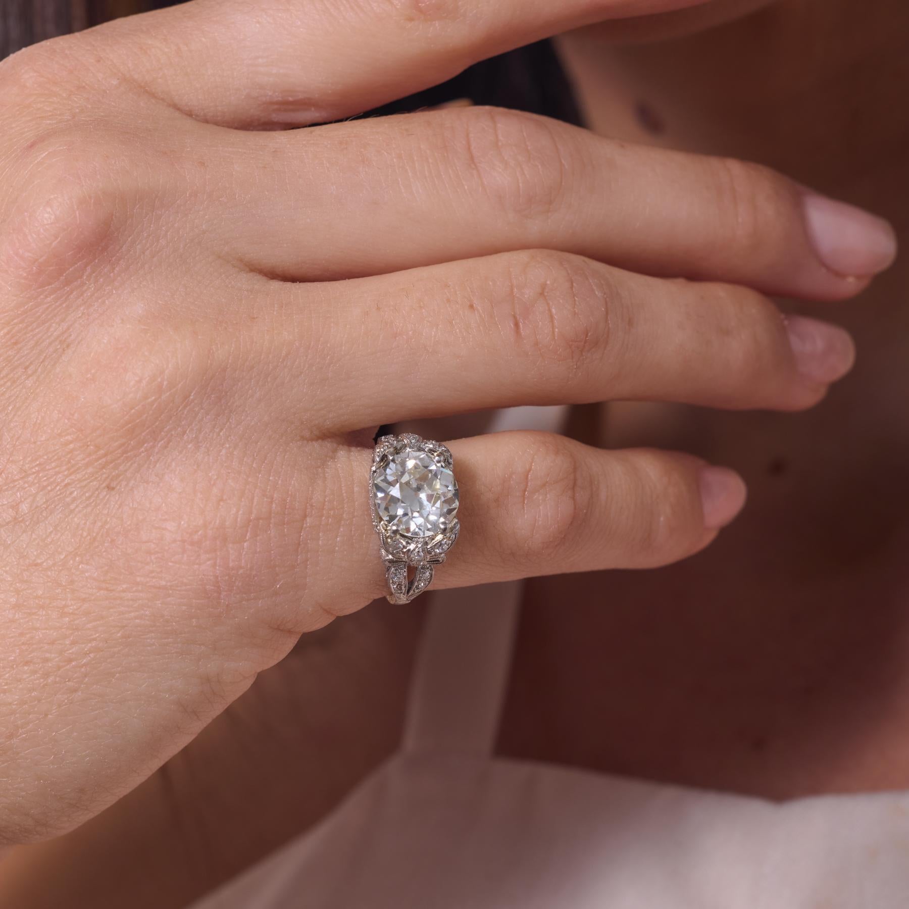 Exquise et intemporelle, cette bague de fiançailles Art déco des années 1930 met en valeur un magnifique diamant de taille européenne ancienne de 3,57 carats, certifié par la GIA, qui rayonne de brillance et de chaleur grâce à son facettage antique