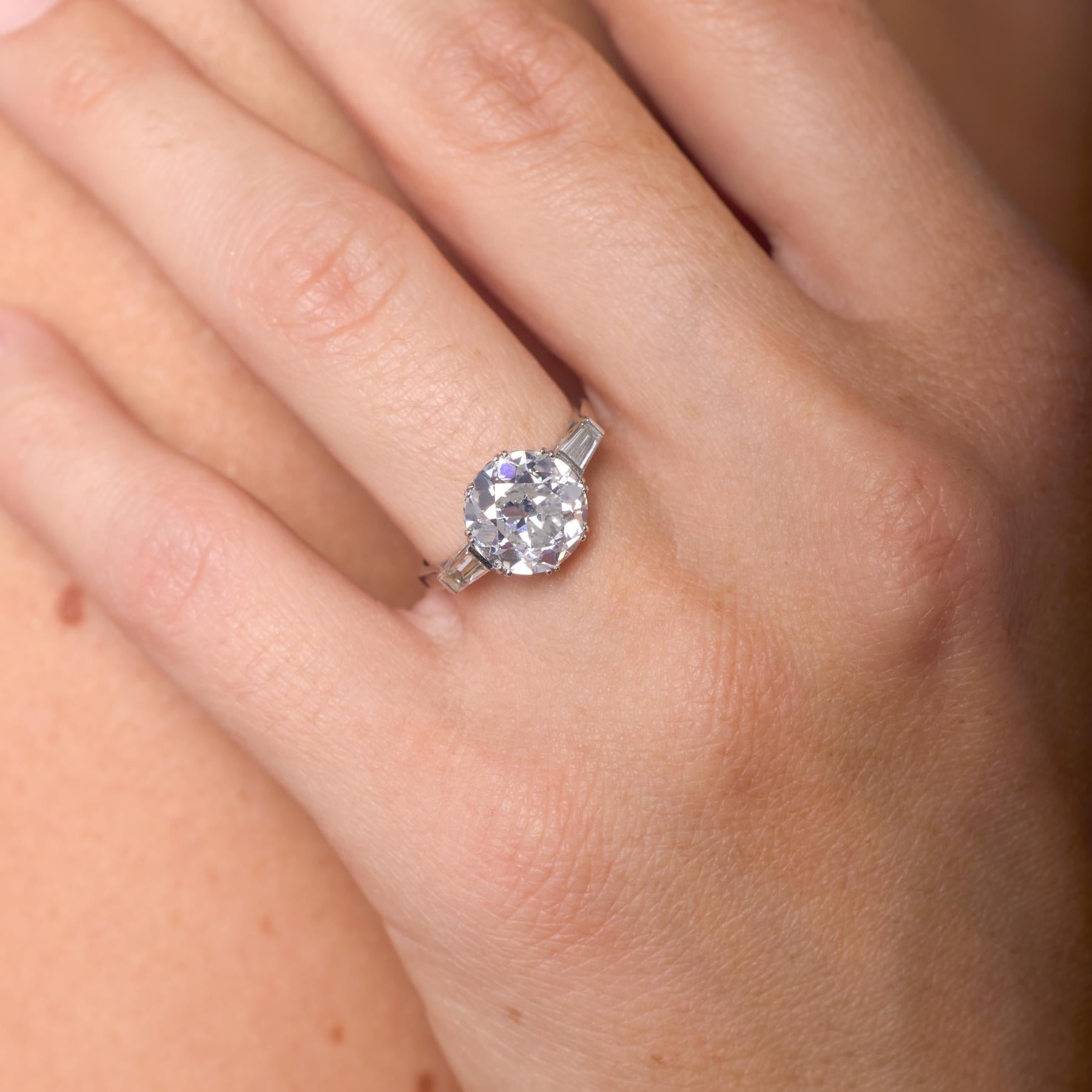 Intemporelle et architecturale, cette bague de fiançailles Art déco est centrée sur un magnifique diamant de taille européenne ancienne de 3,65 carats, certifié par le GIA, dont l'éclat ardent et les facettes raffinées illustrent le romantisme de