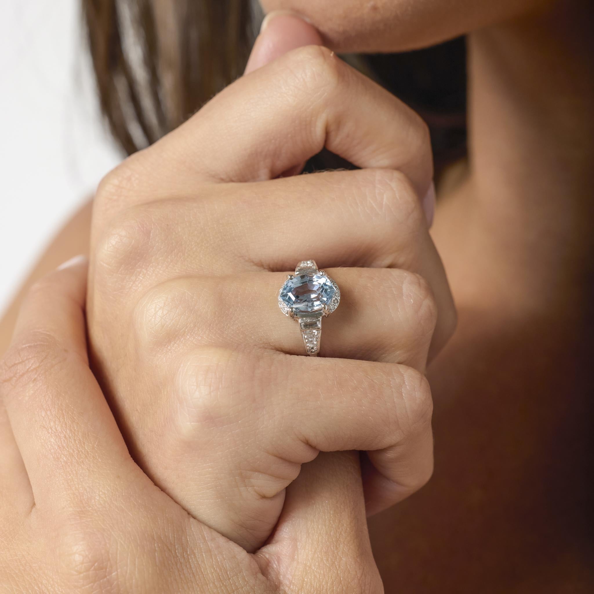 Témoignage exquis du design Design/One, cette bague des années 1930 est ornée d'un saphir de Ceylan captivant de 3,69 carats, certifié par la GIA, dont la délicate teinte bleu clair brille d'une luminosité raffinée. La taille octogonale rehausse la