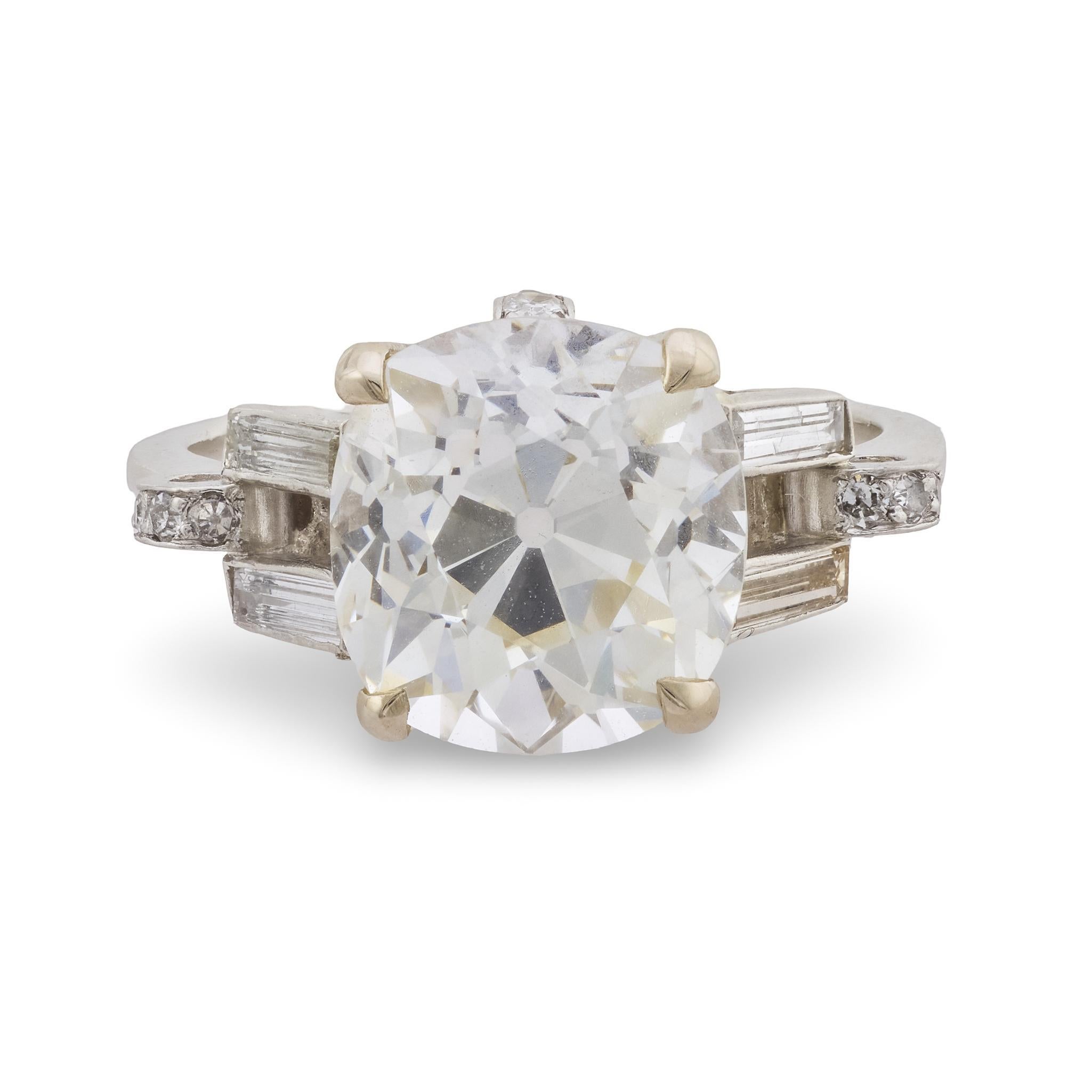 Cette bague de fiançailles Art déco met en valeur un superbe diamant taille ancienne certifié GIA de 4,23 carats, de couleur K et de pureté VS1. Fabriquée à la main en platine vers 1920, cette pièce incarne l'élégance et le savoir-faire du début du