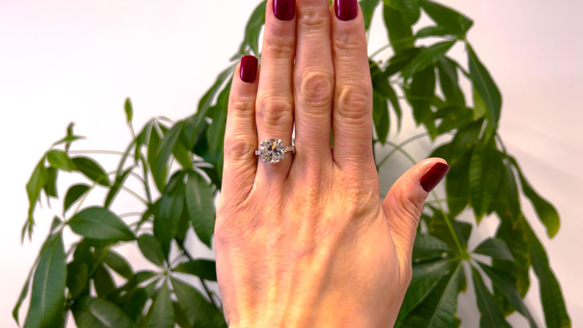 Ein Art Deco GIA 4.57 Karat Old European Cut Diamond Platinum Ring. Mit einem GIA-Diamanten im alten europäischen Schliff von 4,57 Karat, begleitet von der GIA-Nummer 2235121548, die besagt, dass der Diamant die Farbe L und die Reinheit SI1 hat.