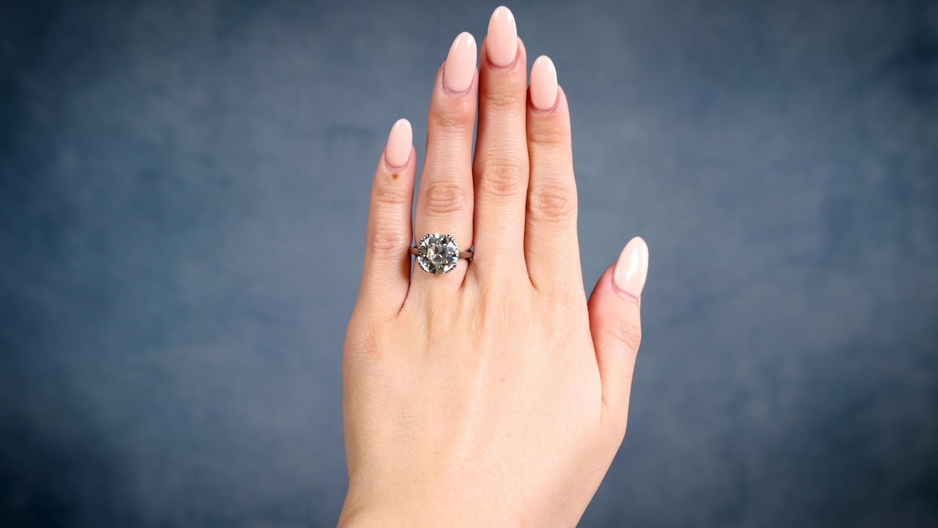 Ein Art Deco GIA 4.78 Karat Old European Cut Diamond Platinum Solitär Ring. Mit einem GIA-Diamanten im alten europäischen Schliff von 4,78 Karat, begleitet von der GIA-Nummer 2235195714, die besagt, dass der Diamant die Farbe O-P und die Reinheit
