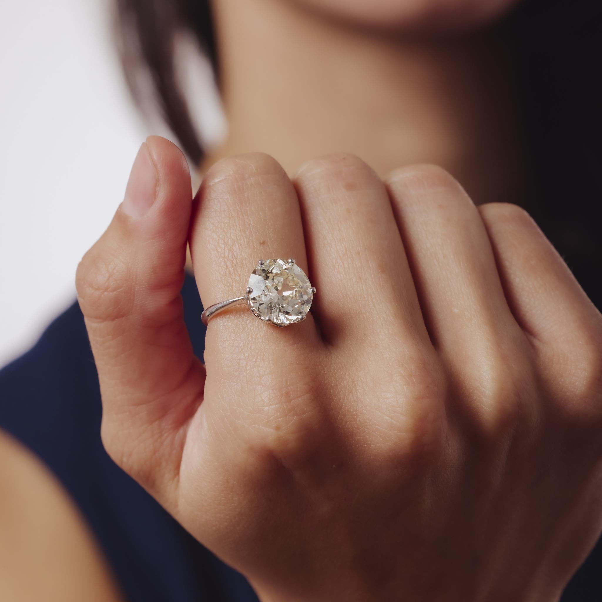 Cette remarquable bague de fiançailles Art déco est centrée sur un imposant diamant de 4,93 carats de taille Old European, dont les larges facettes et le feu intérieur doux évoquent le romantisme et le savoir-faire du design du début du XXe siècle.