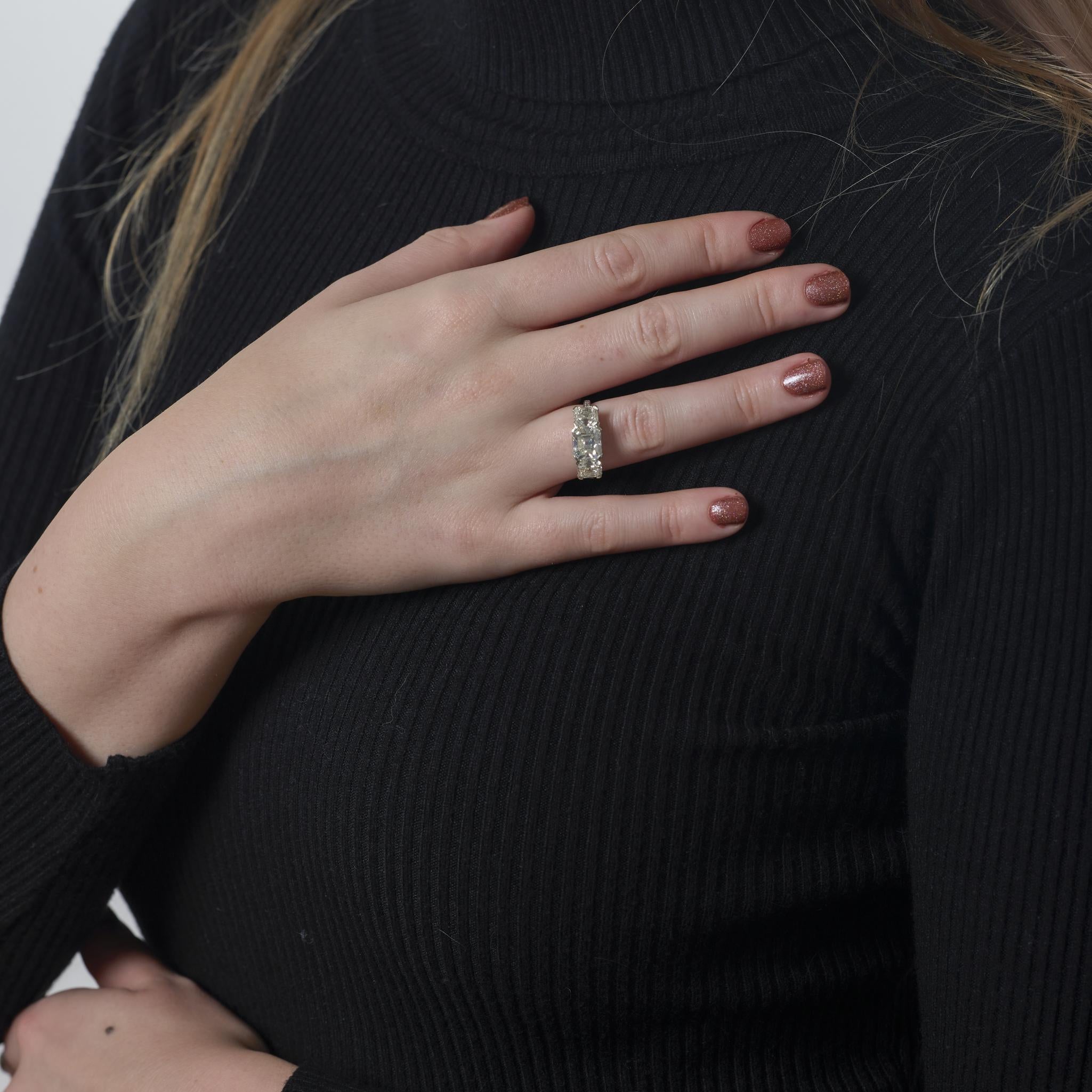 Art Déco Anello di fidanzamento in platino con 3 pietre in stile Art Deco GIA da 5,29 carati con diamante taglio Asscher in vendita