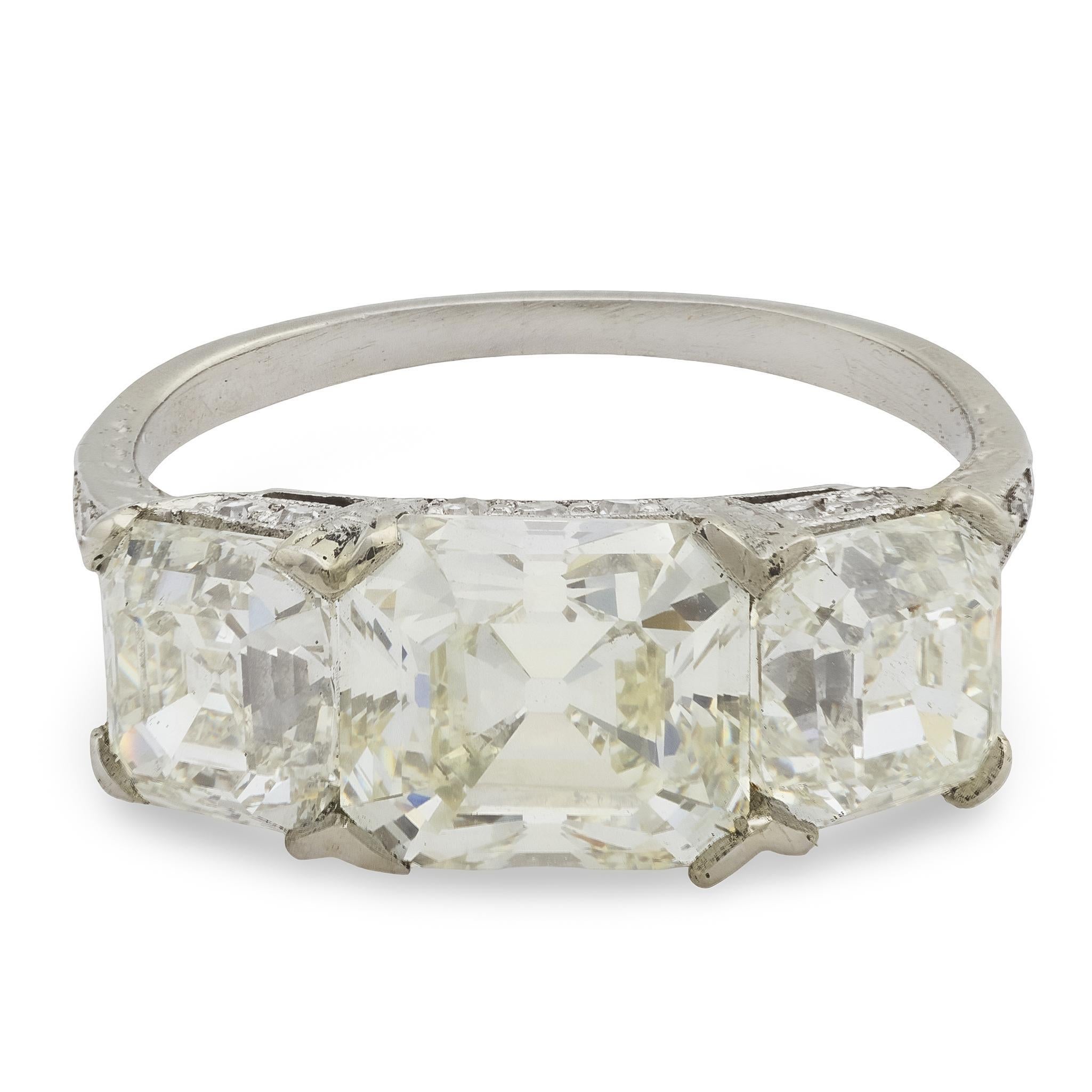 Taglio Asscher Anello di fidanzamento in platino con 3 pietre in stile Art Deco GIA da 5,29 carati con diamante taglio Asscher in vendita