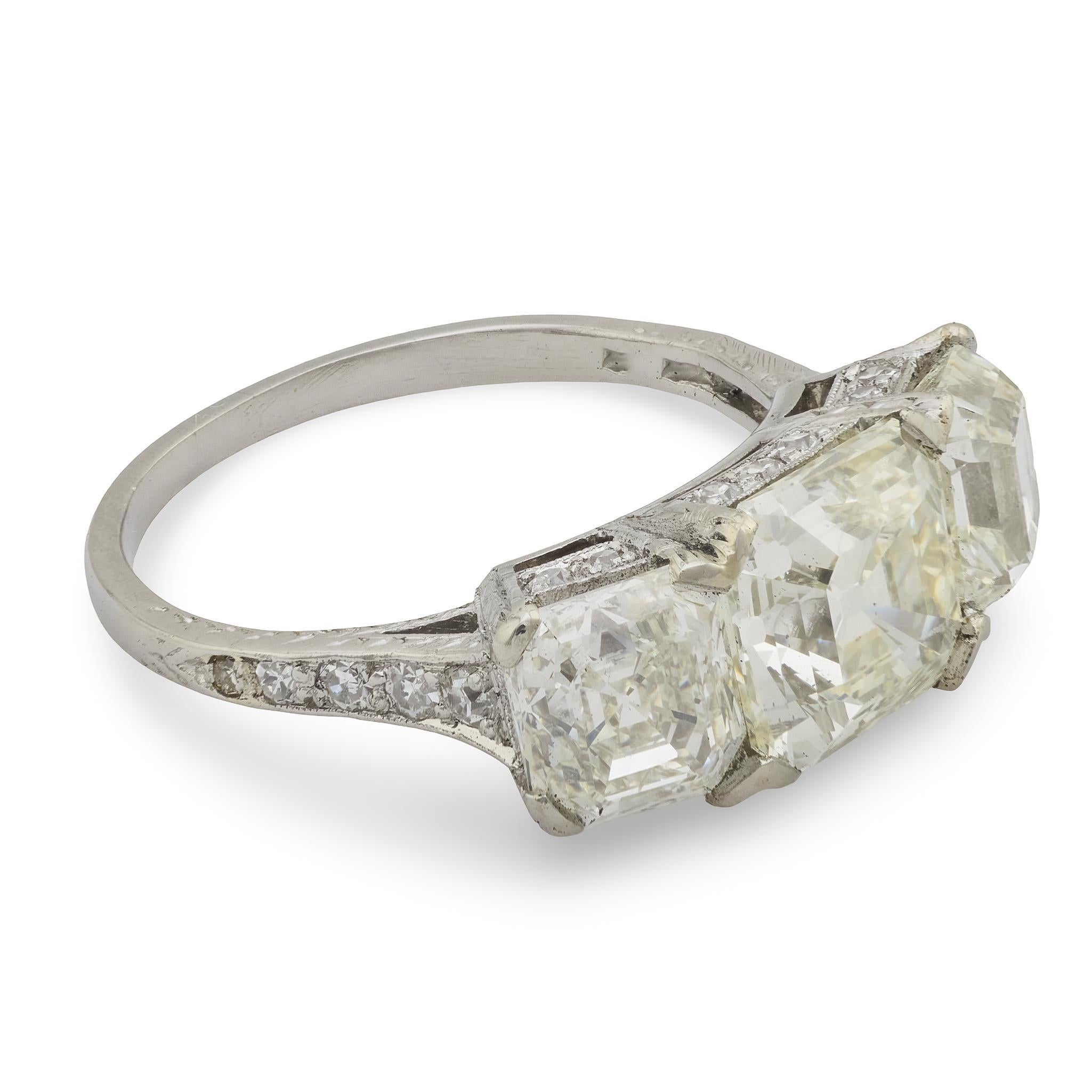 Donna Anello di fidanzamento in platino con 3 pietre in stile Art Deco GIA da 5,29 carati con diamante taglio Asscher in vendita