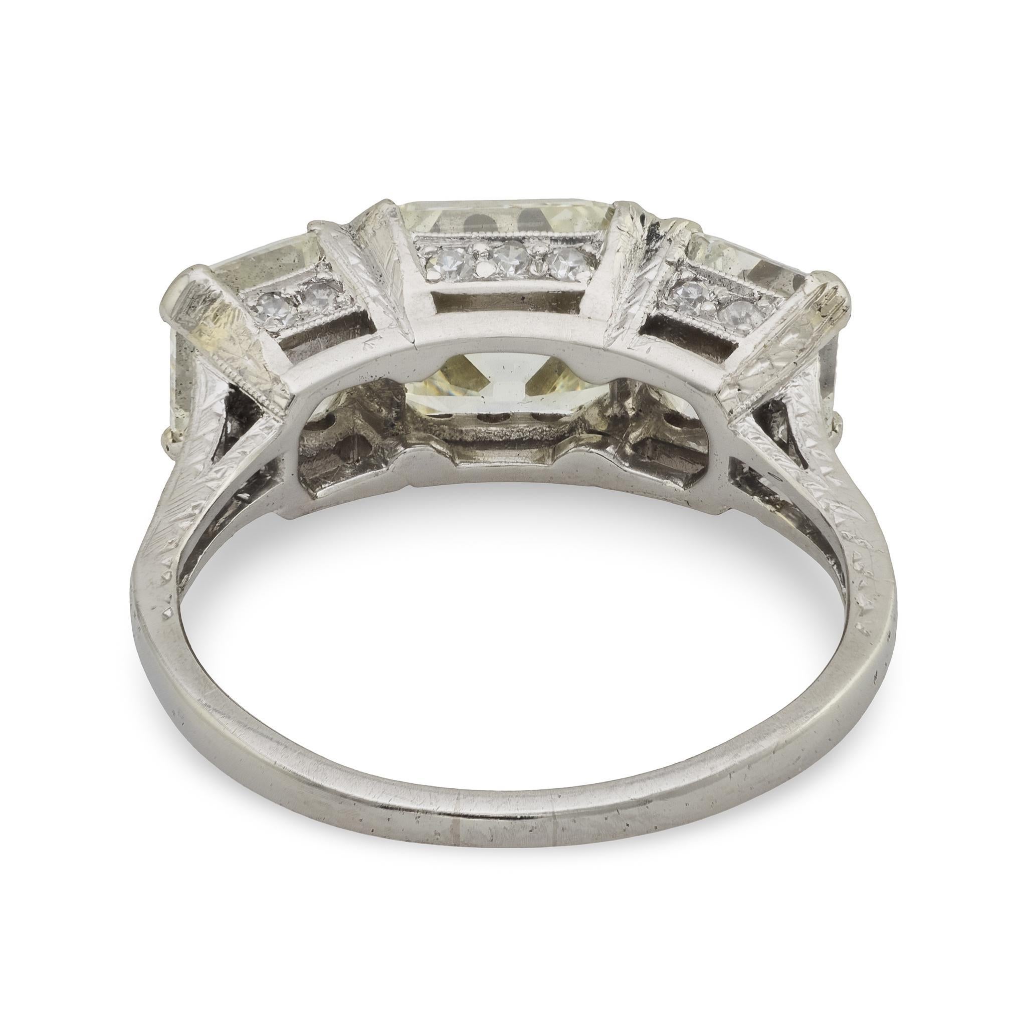 Anello di fidanzamento in platino con 3 pietre in stile Art Deco GIA da 5,29 carati con diamante taglio Asscher in vendita 1