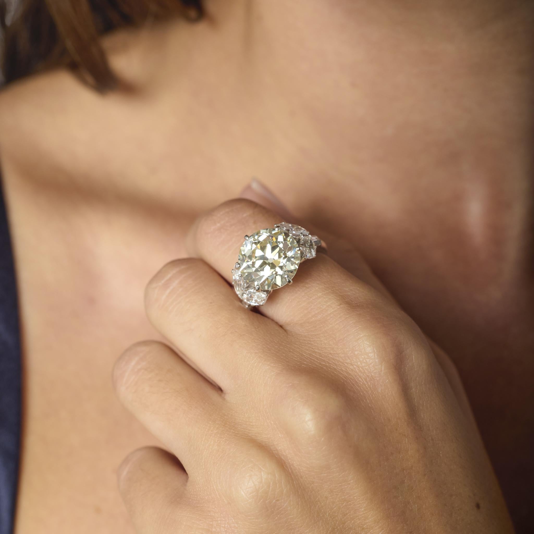 Exemple époustouflant de la grandeur de l'Arte Antiques, cette bague en platine est centrée sur un magnifique diamant de taille européenne ancienne de 8,27 carats, certifié par le GIA, dont l'éclat envoûtant rayonne d'un charme et d'une flamme