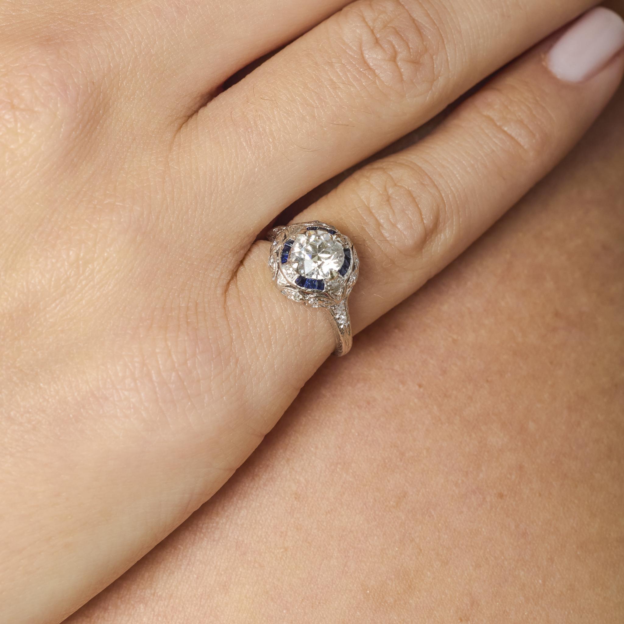 Questa anello in filigrana di platino, squisita espressione della raffinatezza Art of Vintage, abbaglia con un diamante taglio vecchio europeo da 0,94 carati, certificato GIA, che irradia brillantezza e fascino vintage. Intorno alla pietra centrale,