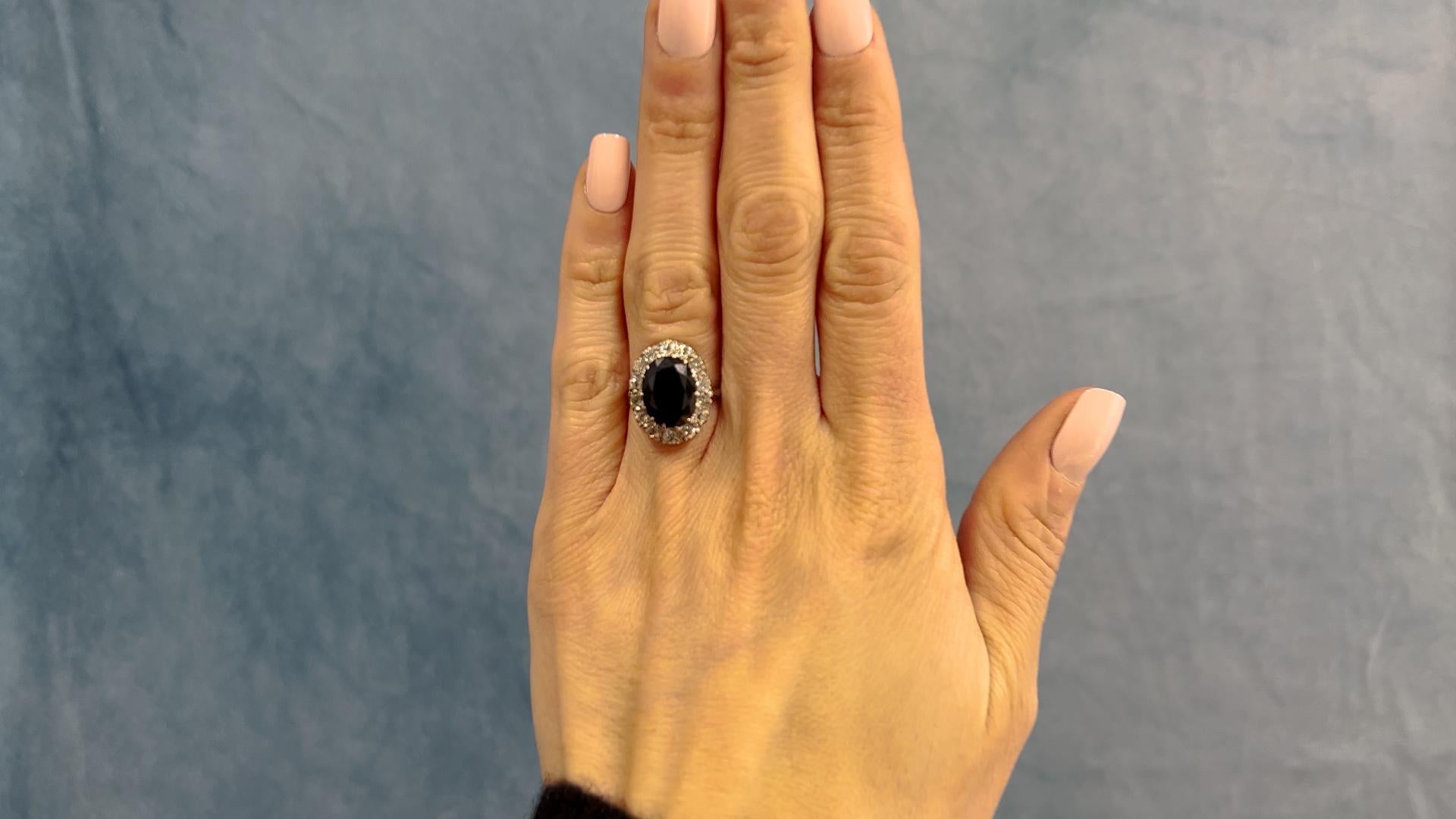 Ein Art Deco GIA Australian No Heat Saphir und Diamant 14k Weißgold Cluster Ring. Mit einem ovalen dunkelblauen Saphir im GIA-Mischschliff mit einem Gewicht von ca. 4,85 Karat, begleitet von der GIA-Nummer 5231130157, die besagt, dass der Saphir