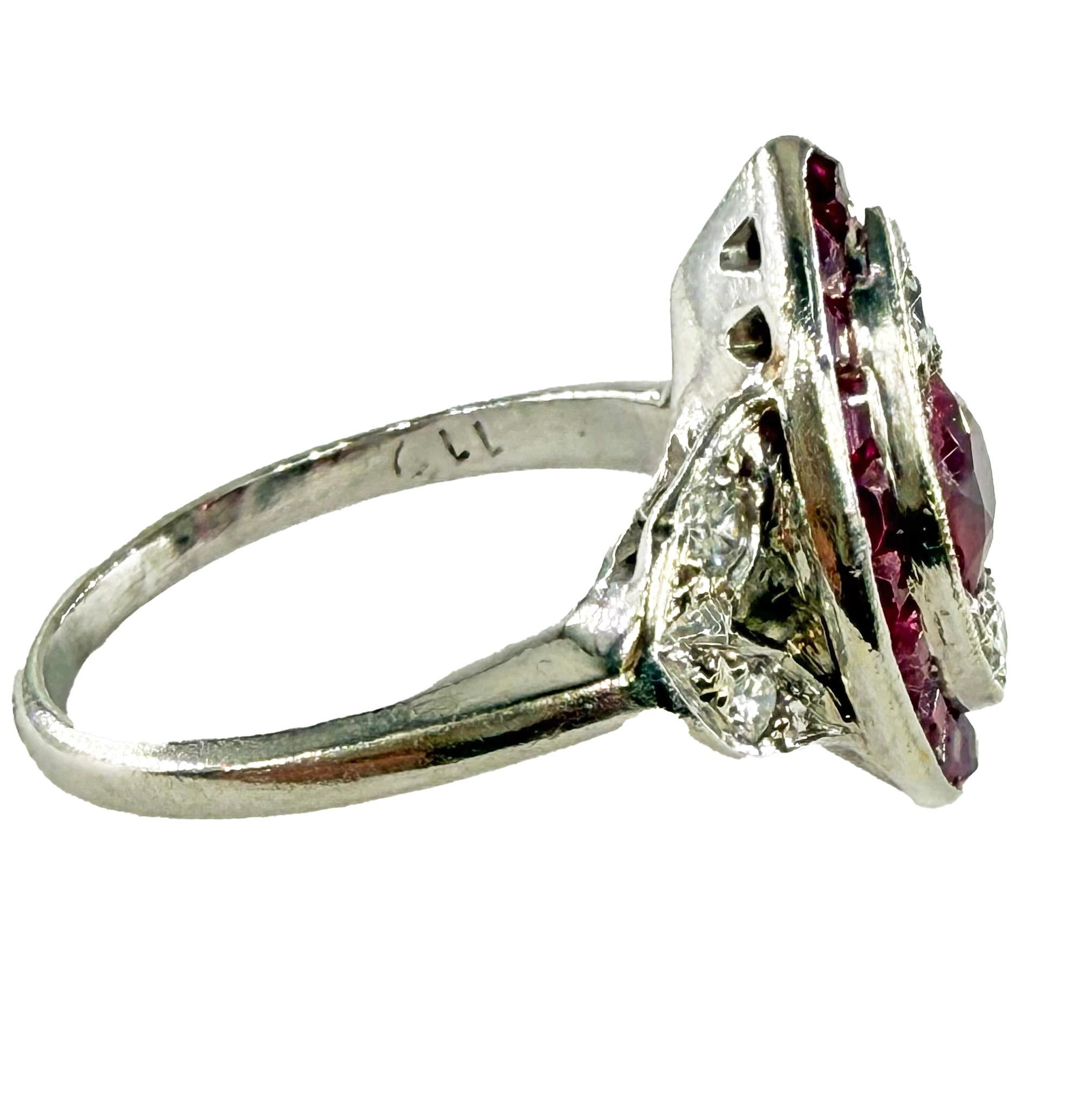 Anello d'epoca in platino con diamanti e rubini di Burma, Art of Vintage, GIA, 1930 In condizioni buone in vendita a New York, NY