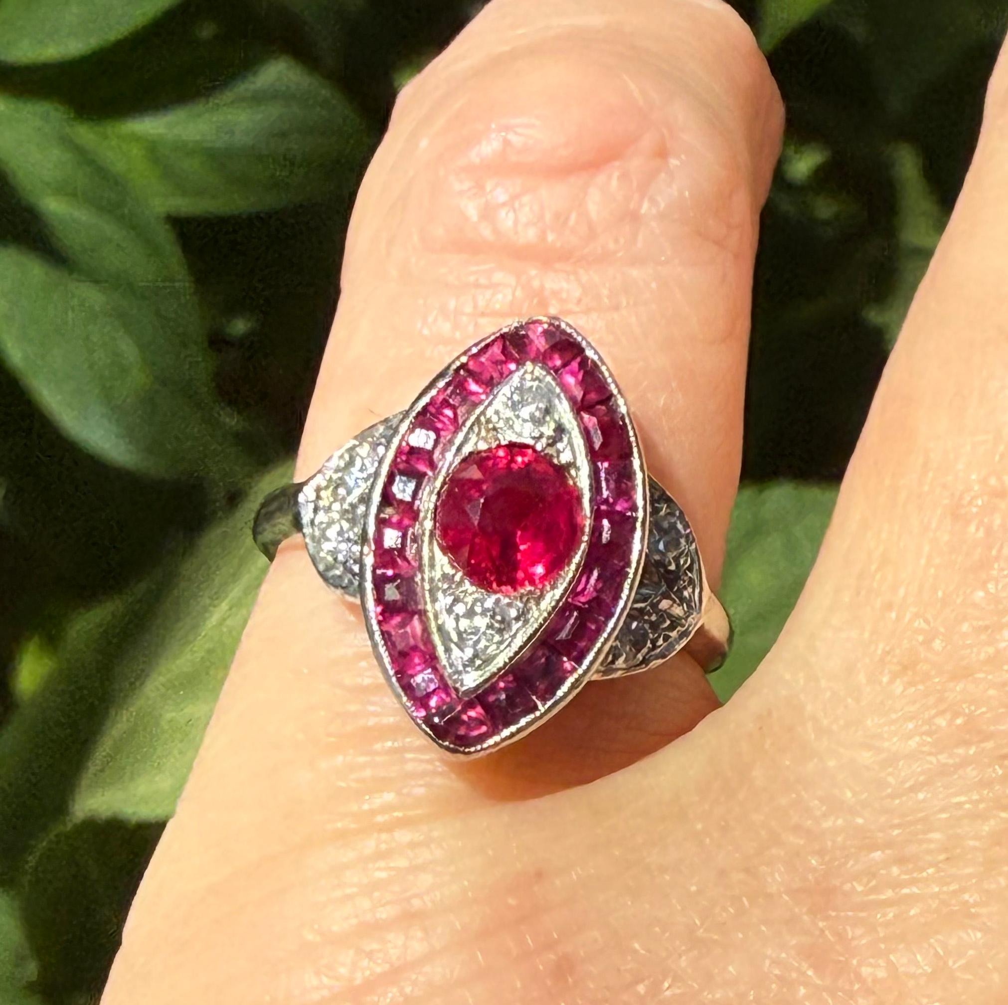 Anello d'epoca in platino con diamanti e rubini di Burma, Art of Vintage, GIA, 1930 in vendita 2