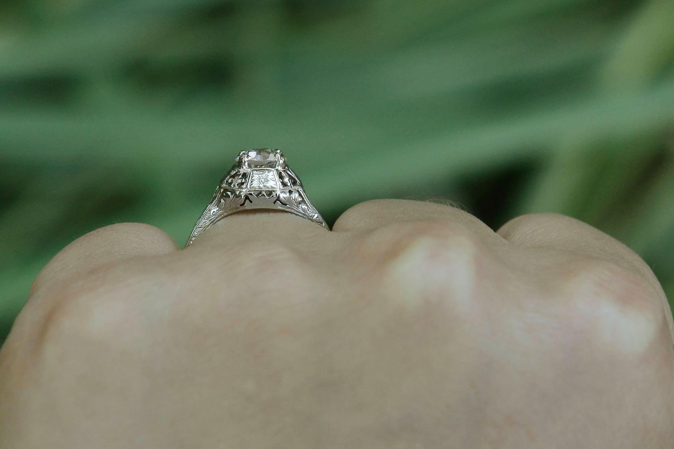 Art Decó Anillo de compromiso de diamantes vintage certificado GIA de 0,90 quilates en Bueno estado para la venta en Santa Barbara, CA