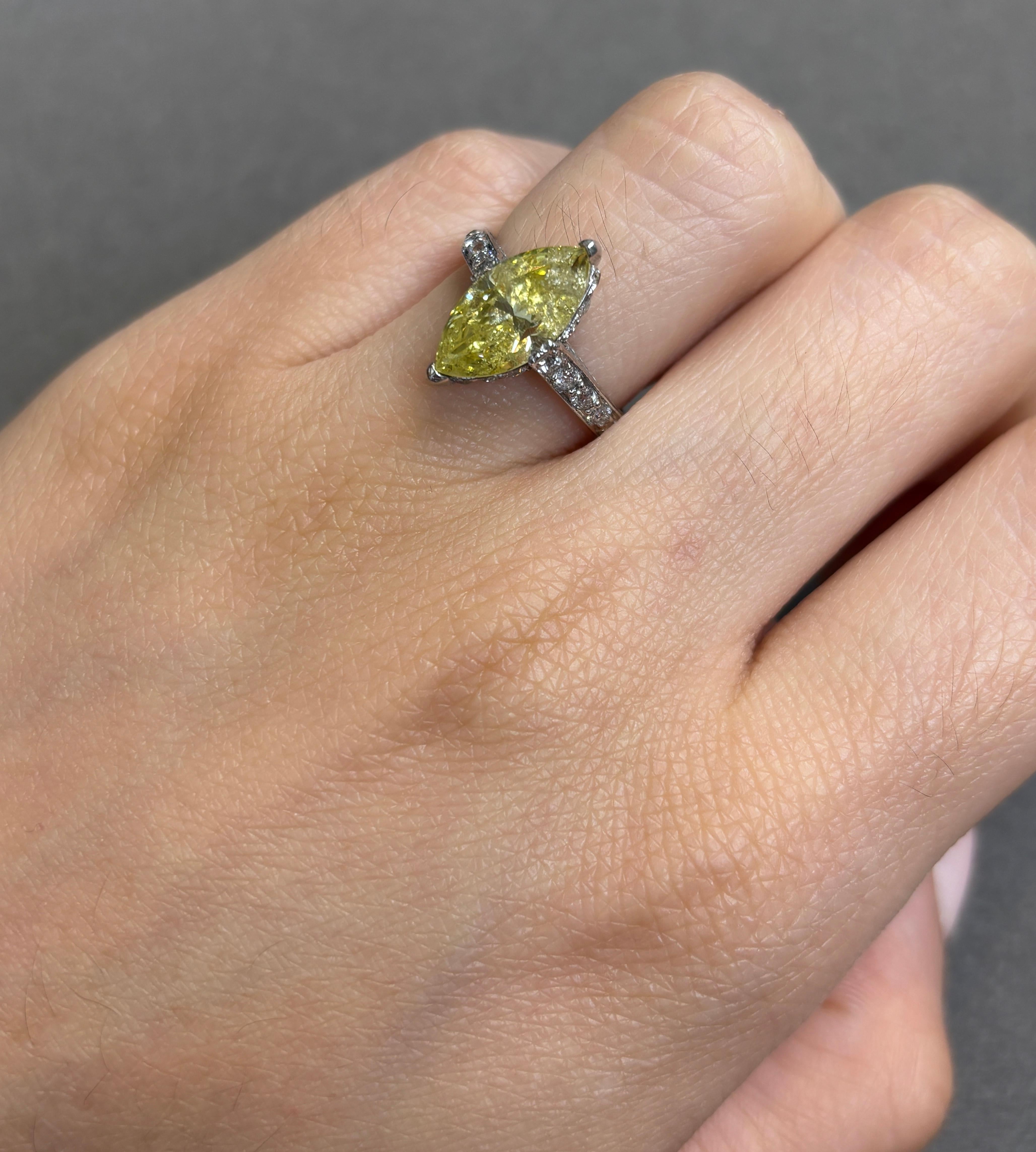 Anillo de Diamantes Marquesa Amarillo Intenso Art Decó Certificado GIA

Anillo de platino engastado con un diamante talla marquesa brillante amarillo intenso acentuado por diamantes talla redonda.  

Peso del diamante amarillo: 2,48 quilates