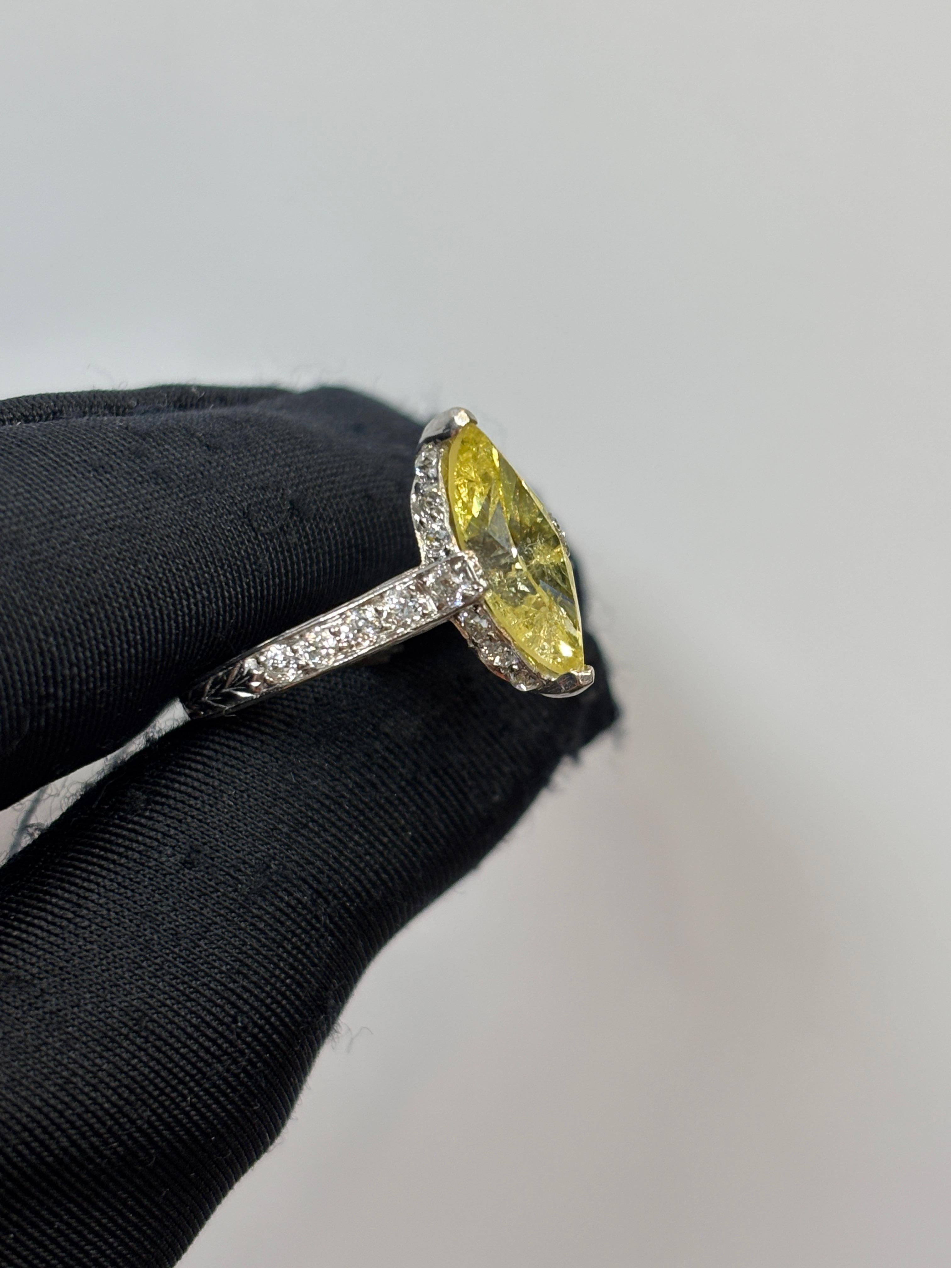 Anillo de Diamantes Marquesa Amarillo Intenso Art Decó Certificado GIA en Excelente estado para la venta en New York, NY