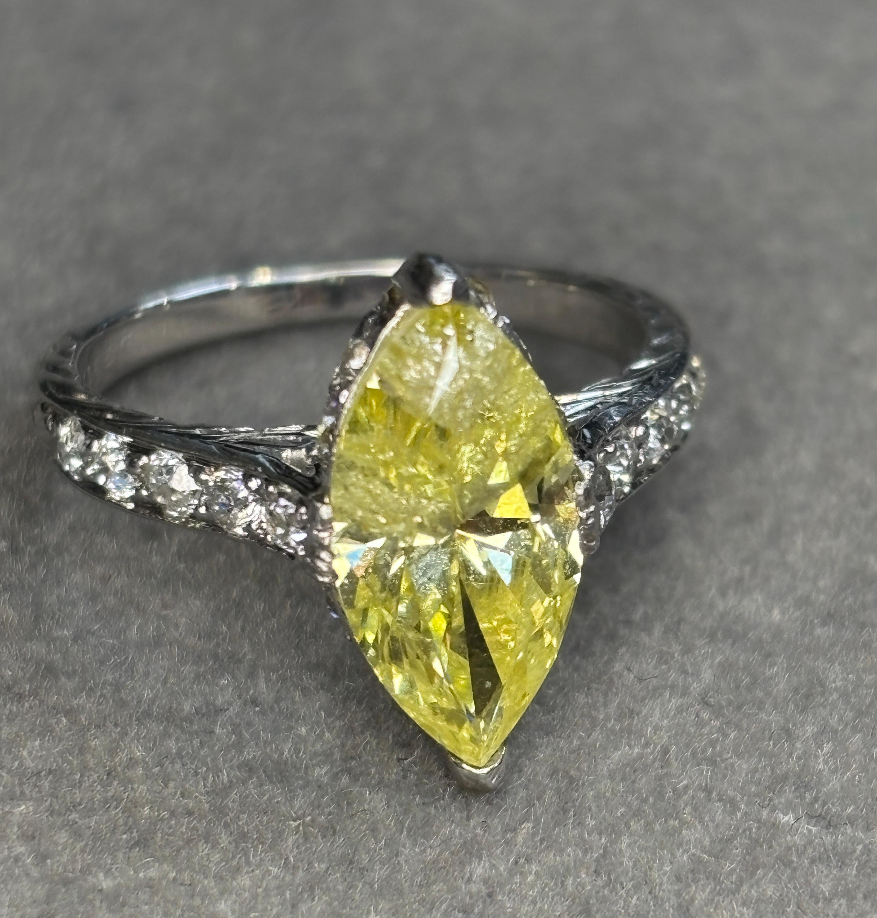 De las mujeres Anillo de Diamantes Marquesa Amarillo Intenso Art Decó Certificado GIA en venta