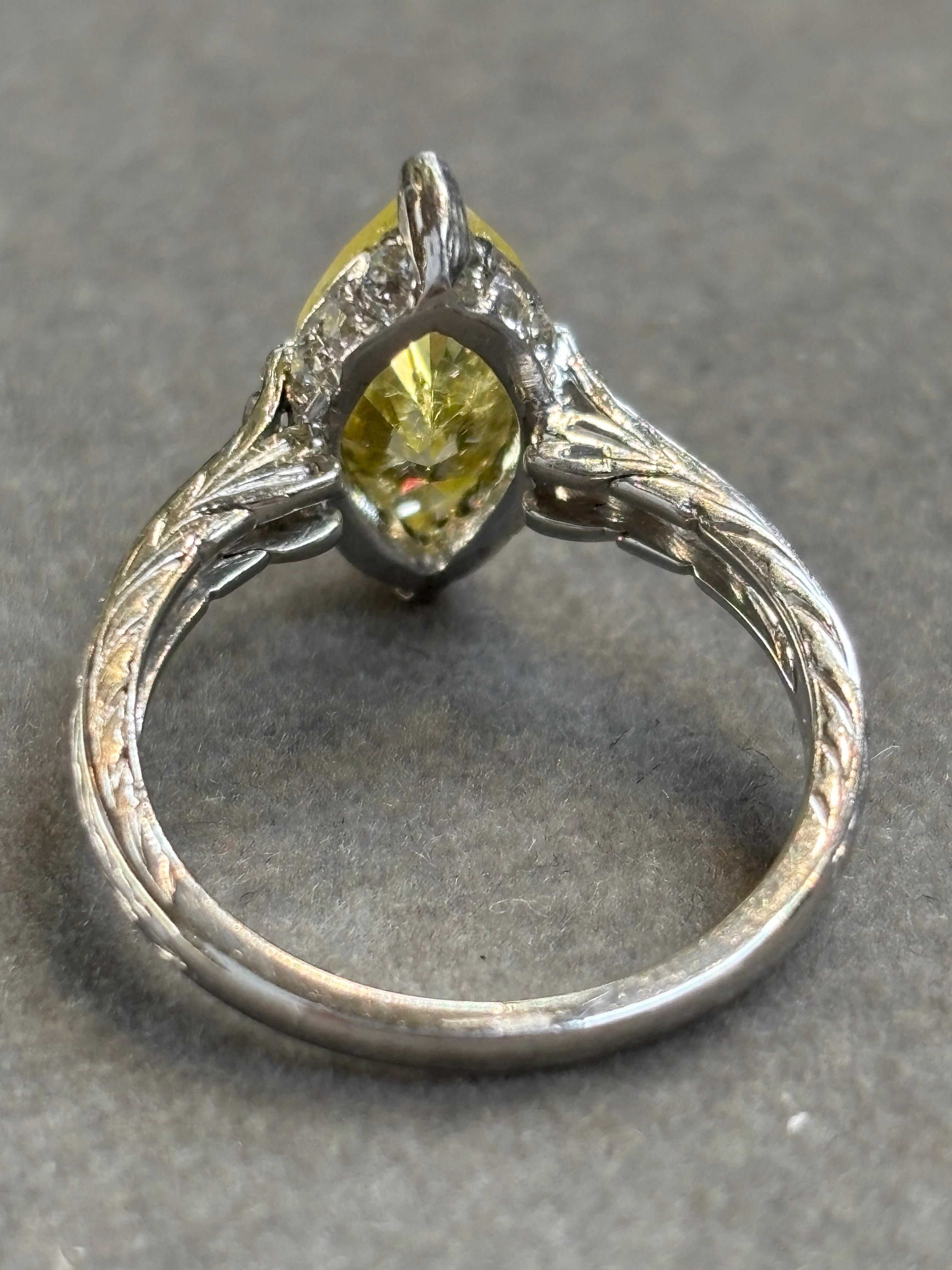 Anillo de Diamantes Marquesa Amarillo Intenso Art Decó Certificado GIA en venta 4