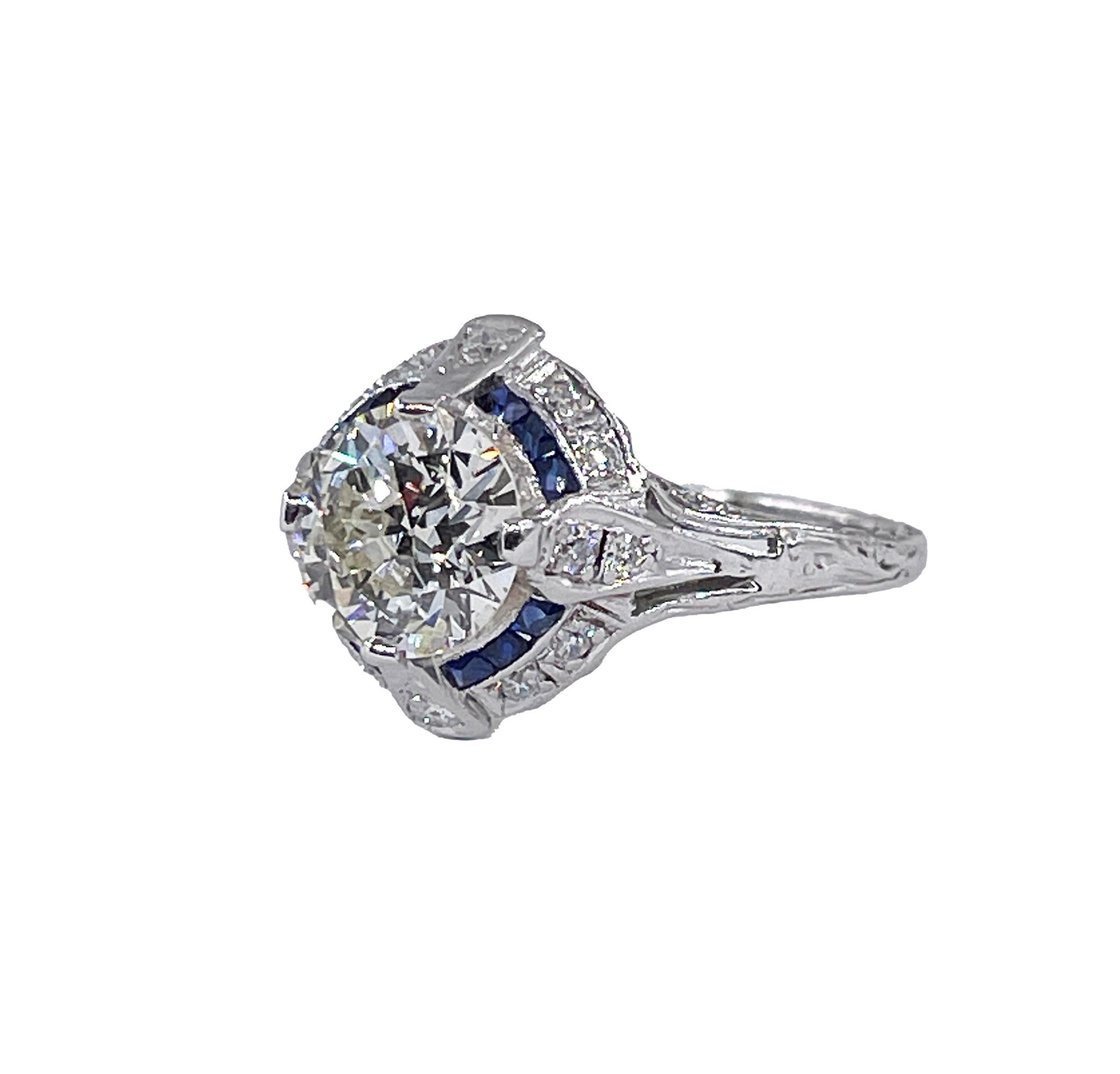 Arte Antiques GIA 3.0ct Old EUROPEAN Diamond Sapphire Platinum Engagement Vintage Antique Ring.
Peu de choses sont plus raffinées ou aussi fabuleuses que cette bague originale en platine, diamant et saphir, faite à la main, avec 3ct de pierres