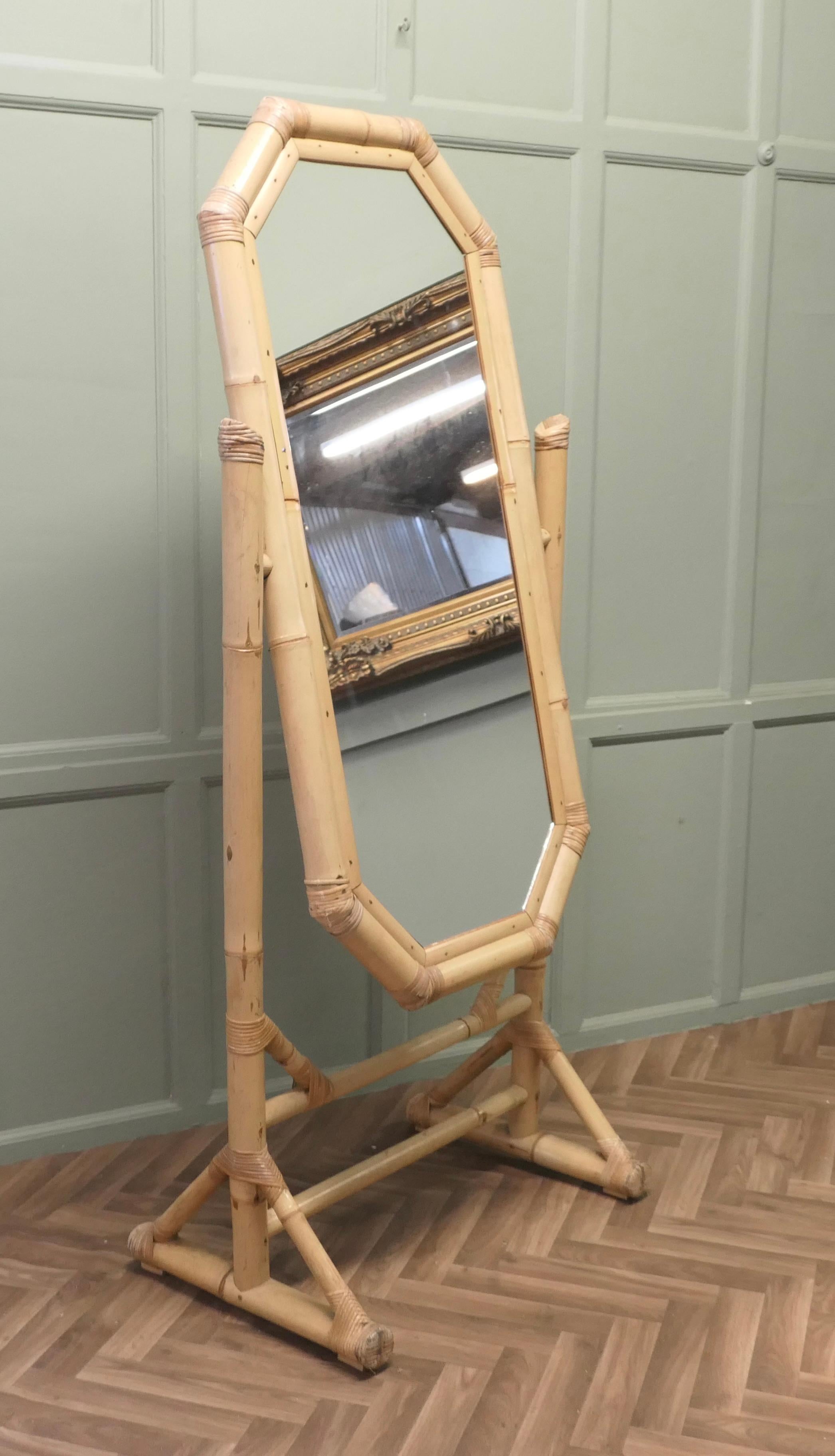 Specchio chevale in bambù gigante Art Deco Mirror

Si tratta di un pezzo molto attraente, lo specchio alto è incorniciato da un ampio bordo in bambù, lo specchio è ben saldo nella sua cornice,  il telaio è realizzato in bambù jumbo
Lo specchio