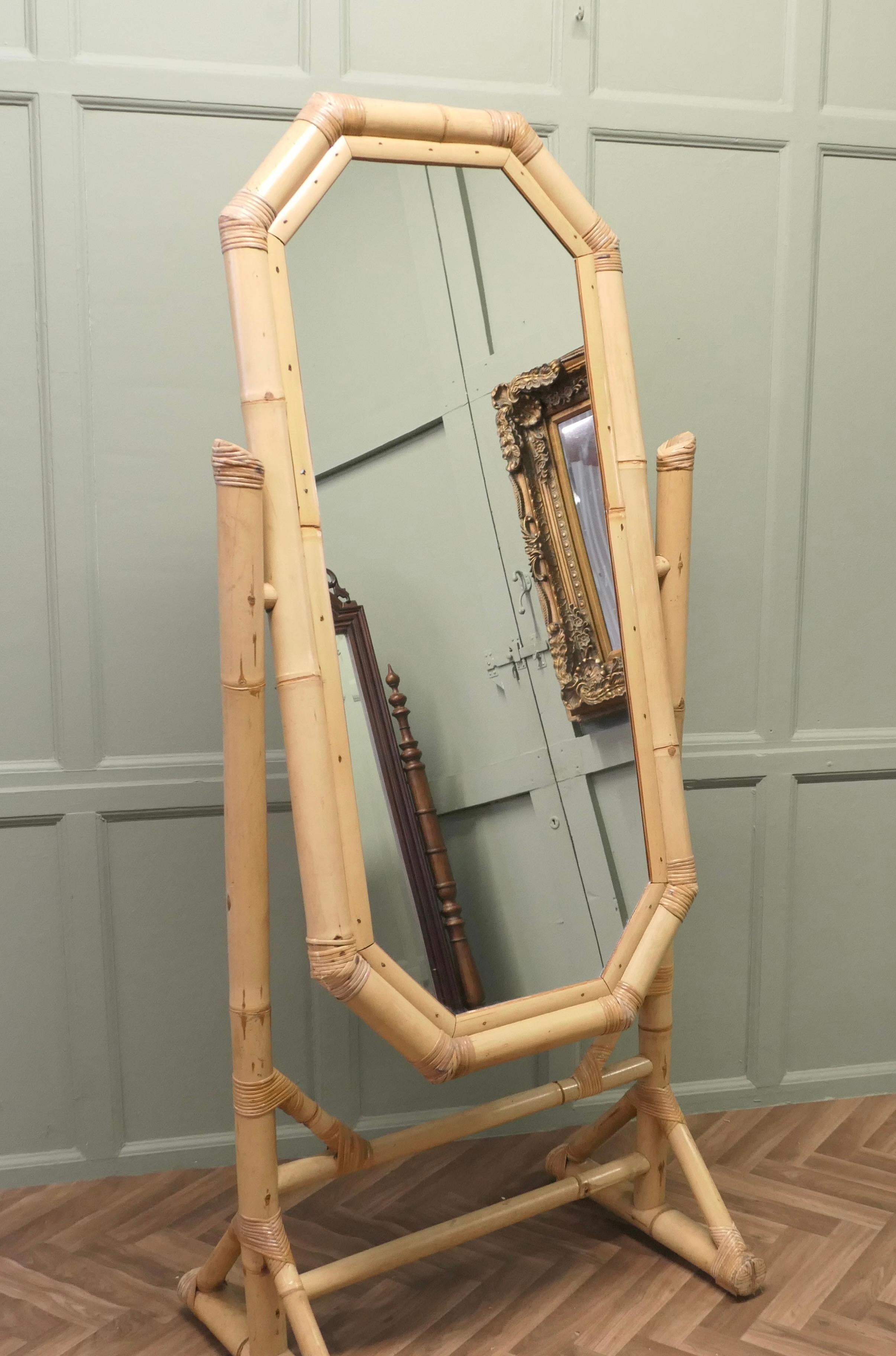 Mid-Century moderno Specchio chevale in bambù gigante Art Deco Mirror  Questo è un pezzo molto attraente in vendita