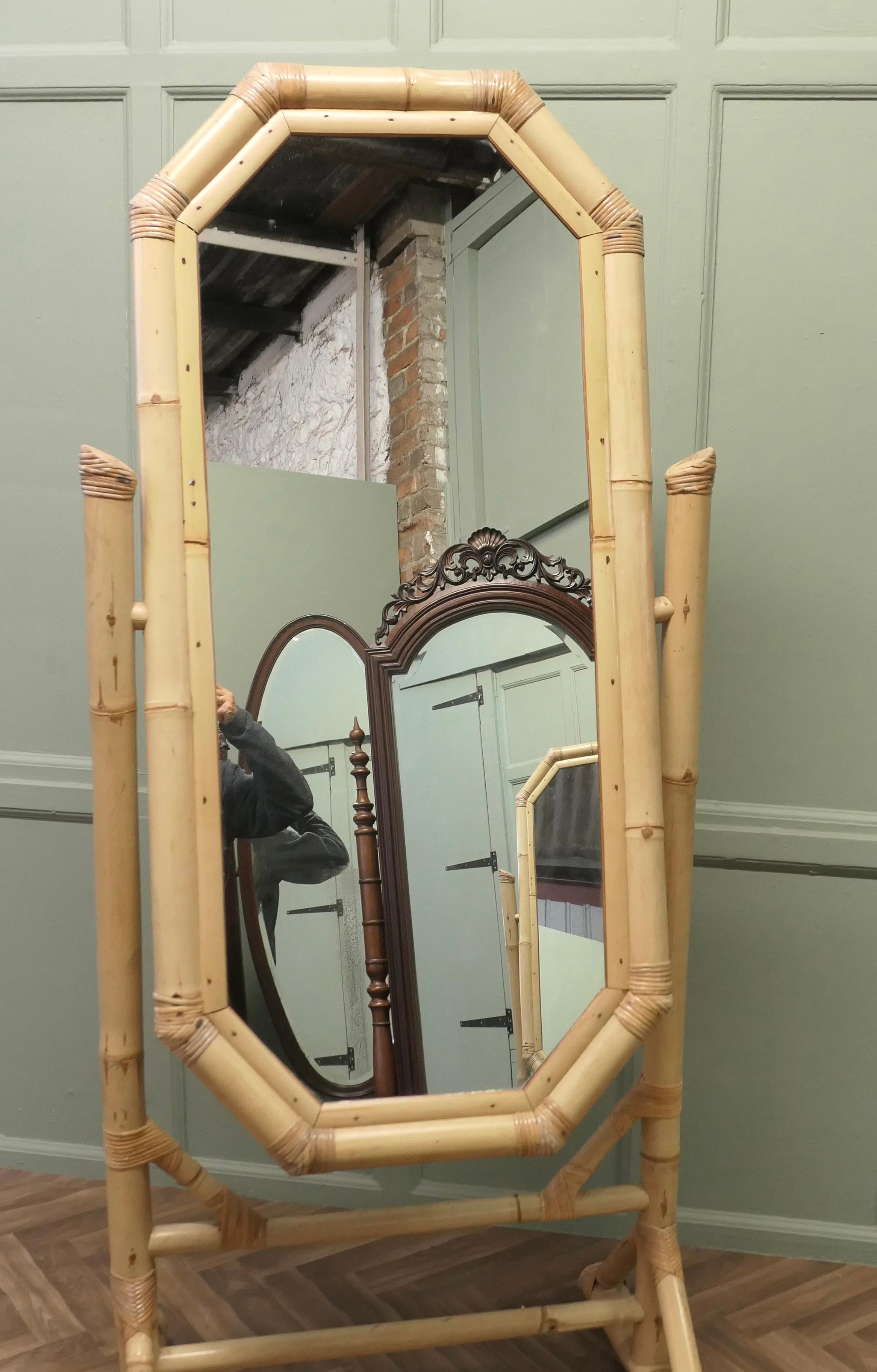 Metà XX secolo Specchio chevale in bambù gigante Art Deco Mirror  Questo è un pezzo molto attraente in vendita