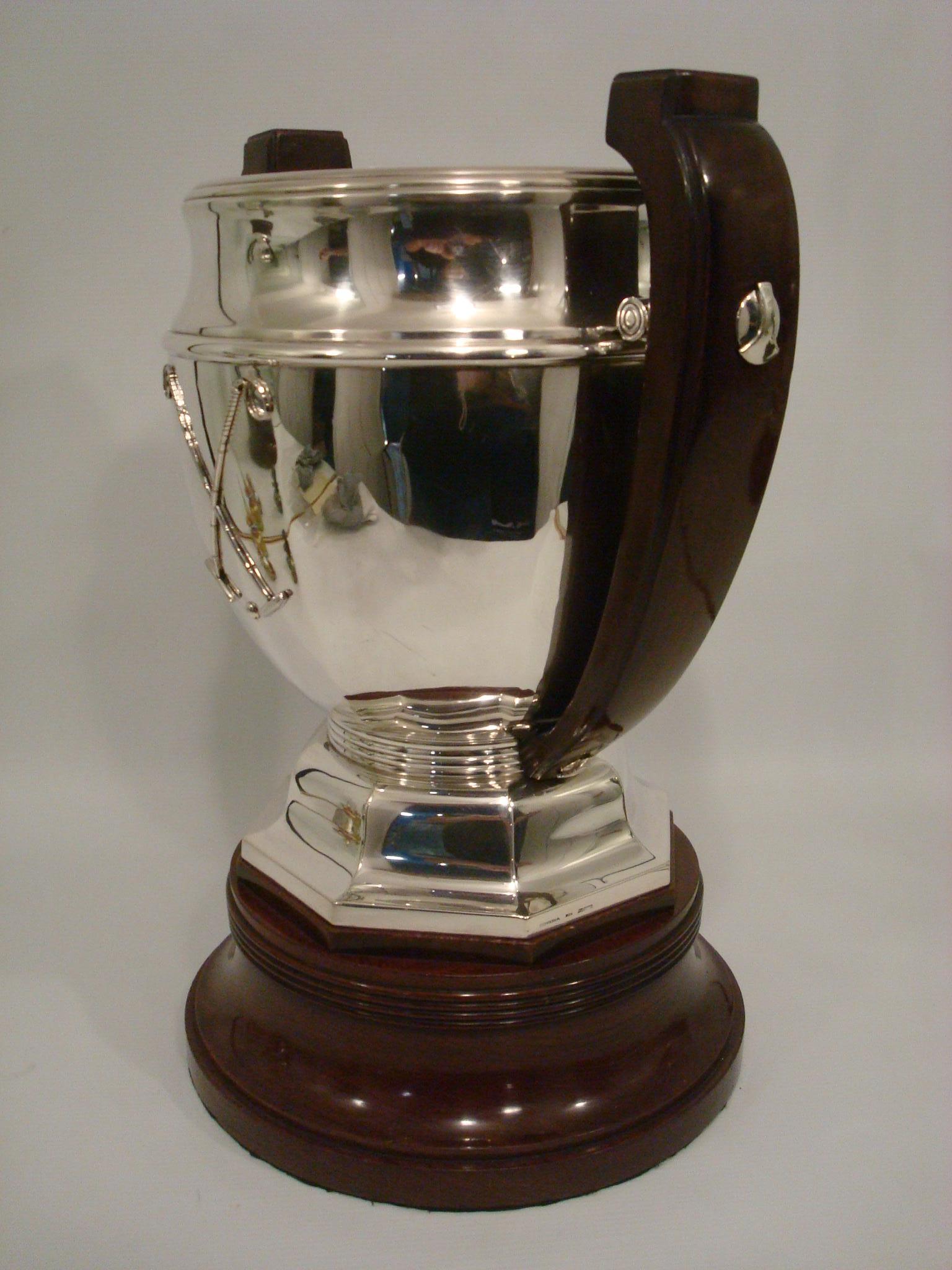Art déco géant  Trophée polo en argent sterling - Tasse à champagne - Refroidisseur. Circa 1920 en vente 4