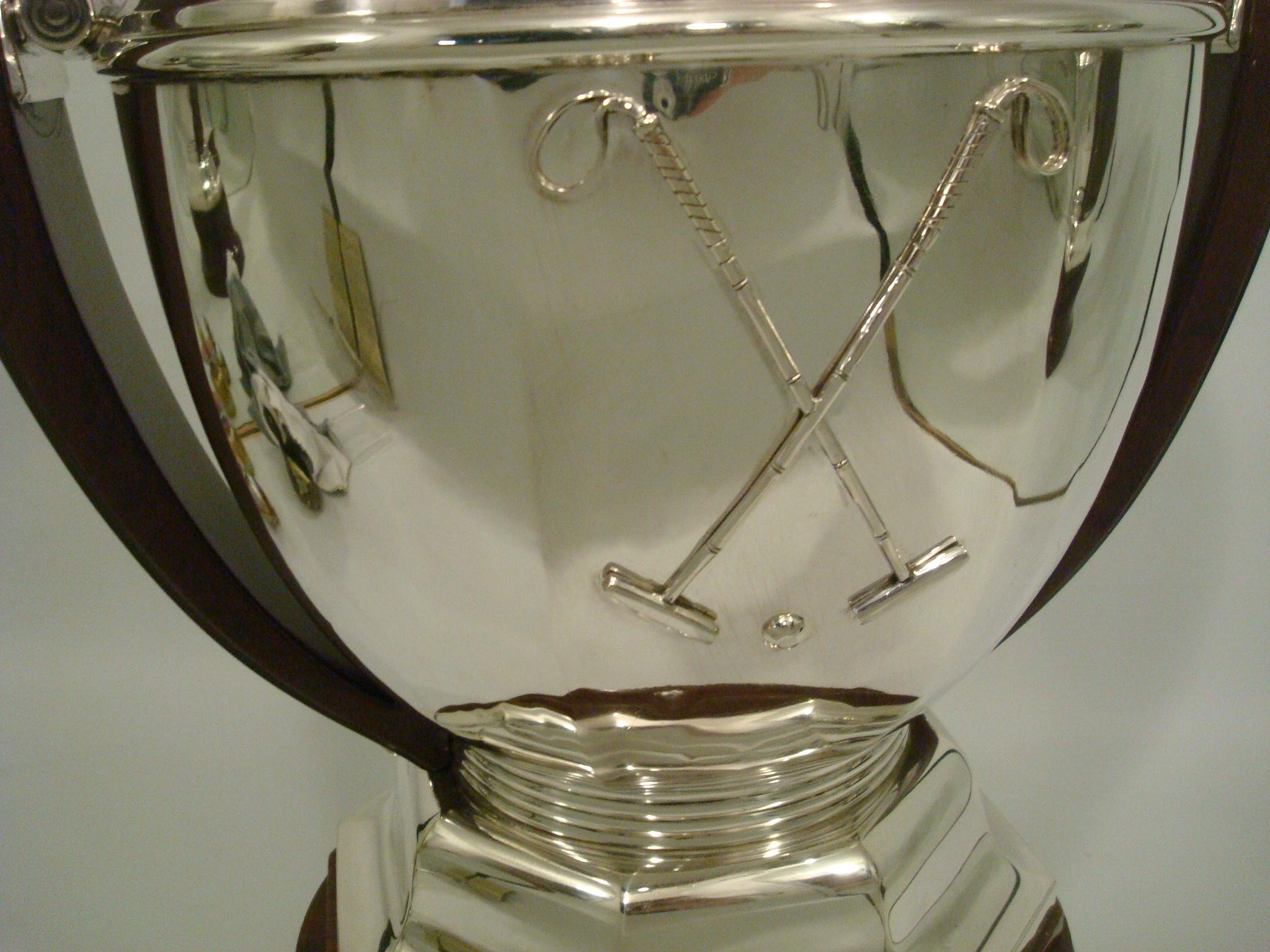 Art déco géant  Trophée polo en argent sterling - Tasse à champagne - Refroidisseur. Circa 1920 en vente 6