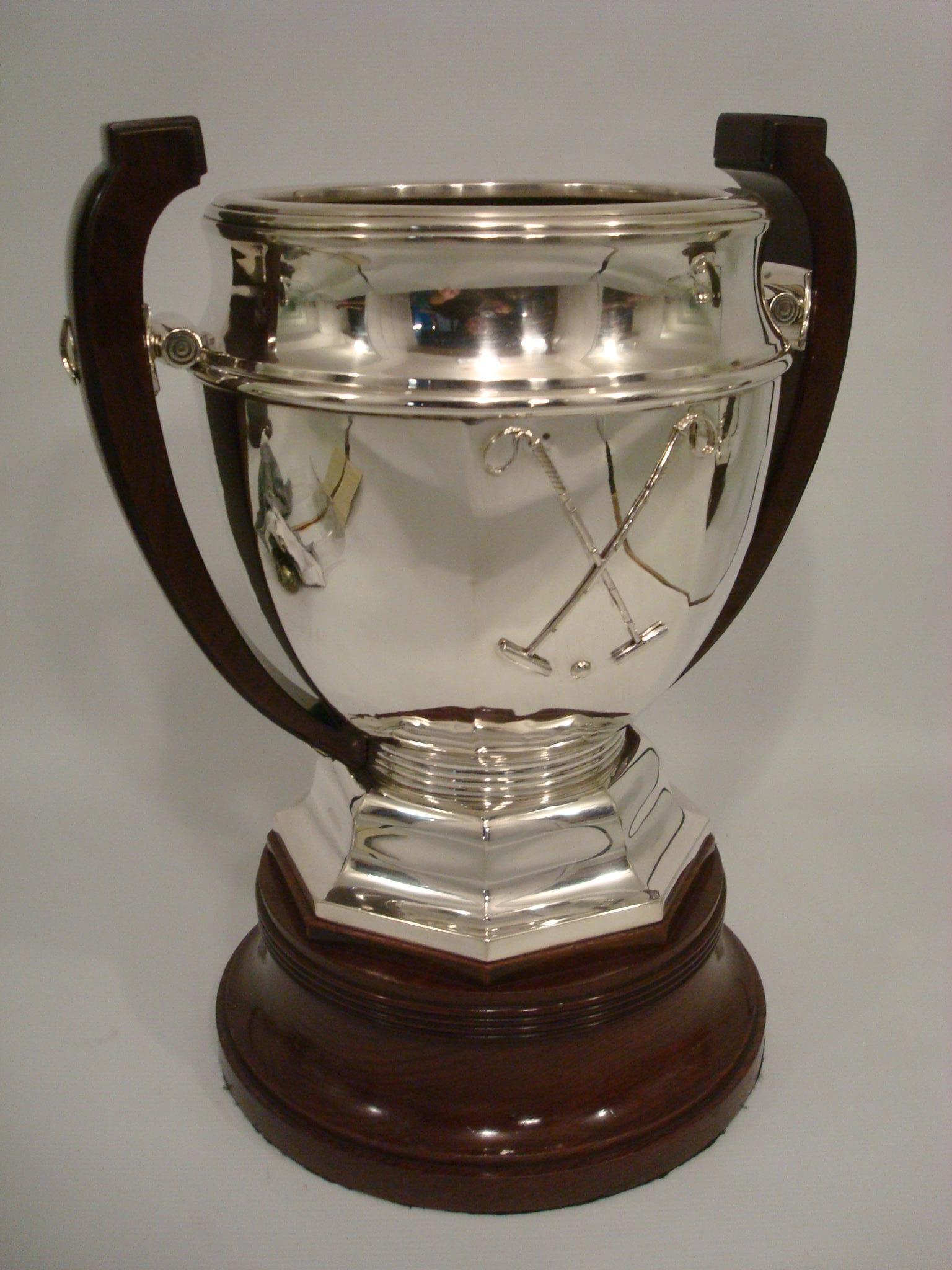 Art déco géant  Trophée polo en argent sterling - Tasse à champagne - Refroidisseur. Circa 1920 en vente 8