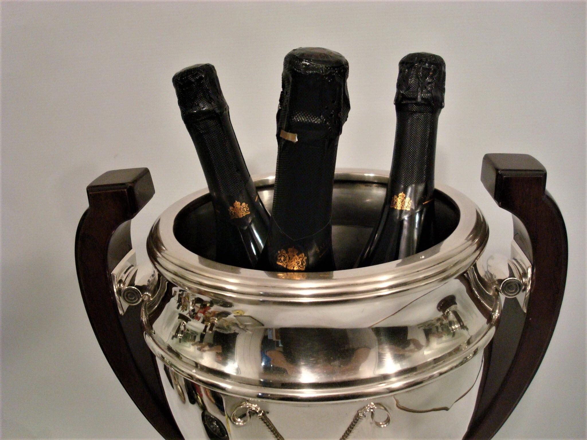 Poli Art déco géant  Trophée polo en argent sterling - Tasse à champagne - Refroidisseur. Circa 1920 en vente