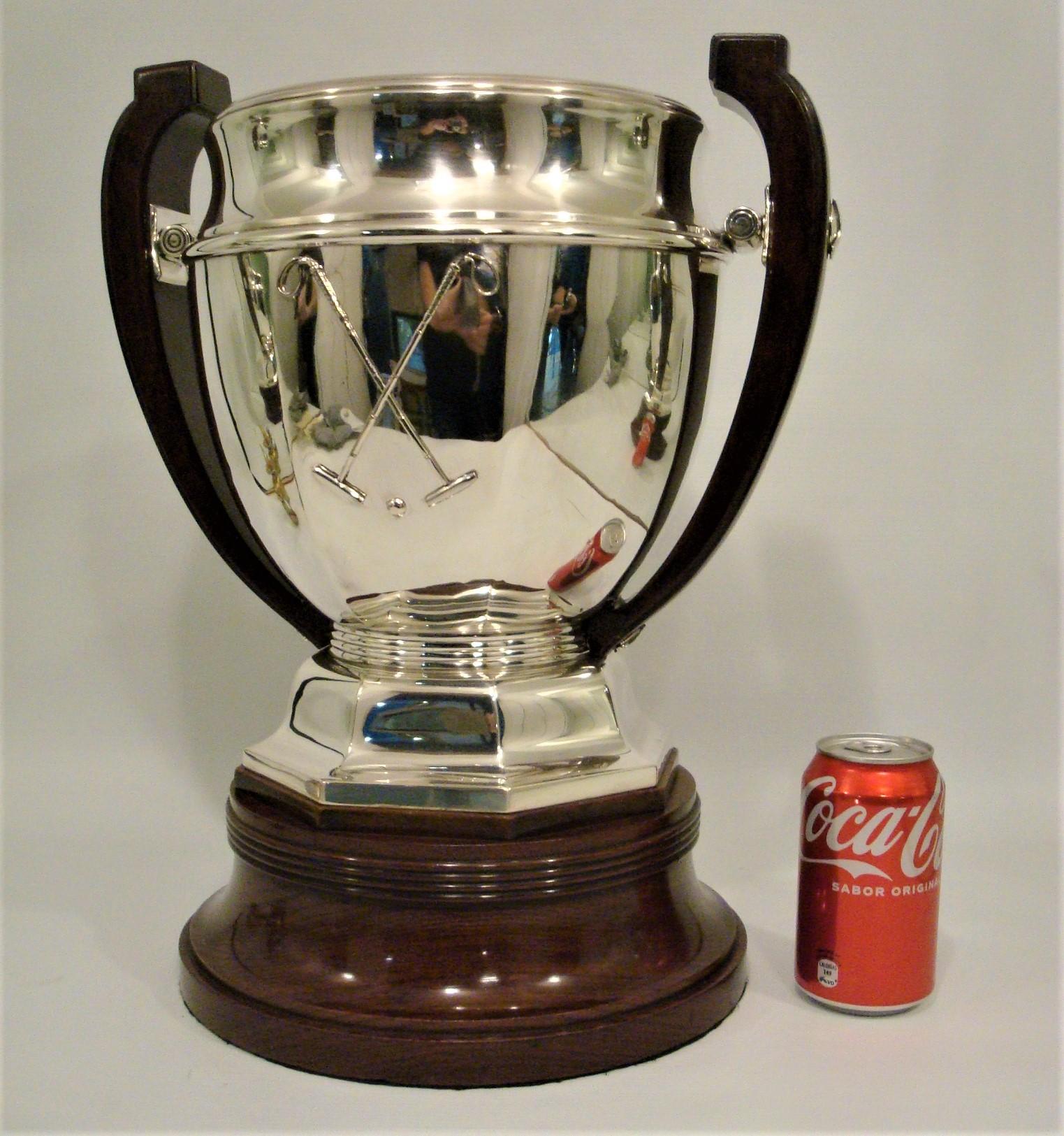 20ième siècle Art déco géant  Trophée polo en argent sterling - Tasse à champagne - Refroidisseur. Circa 1920 en vente