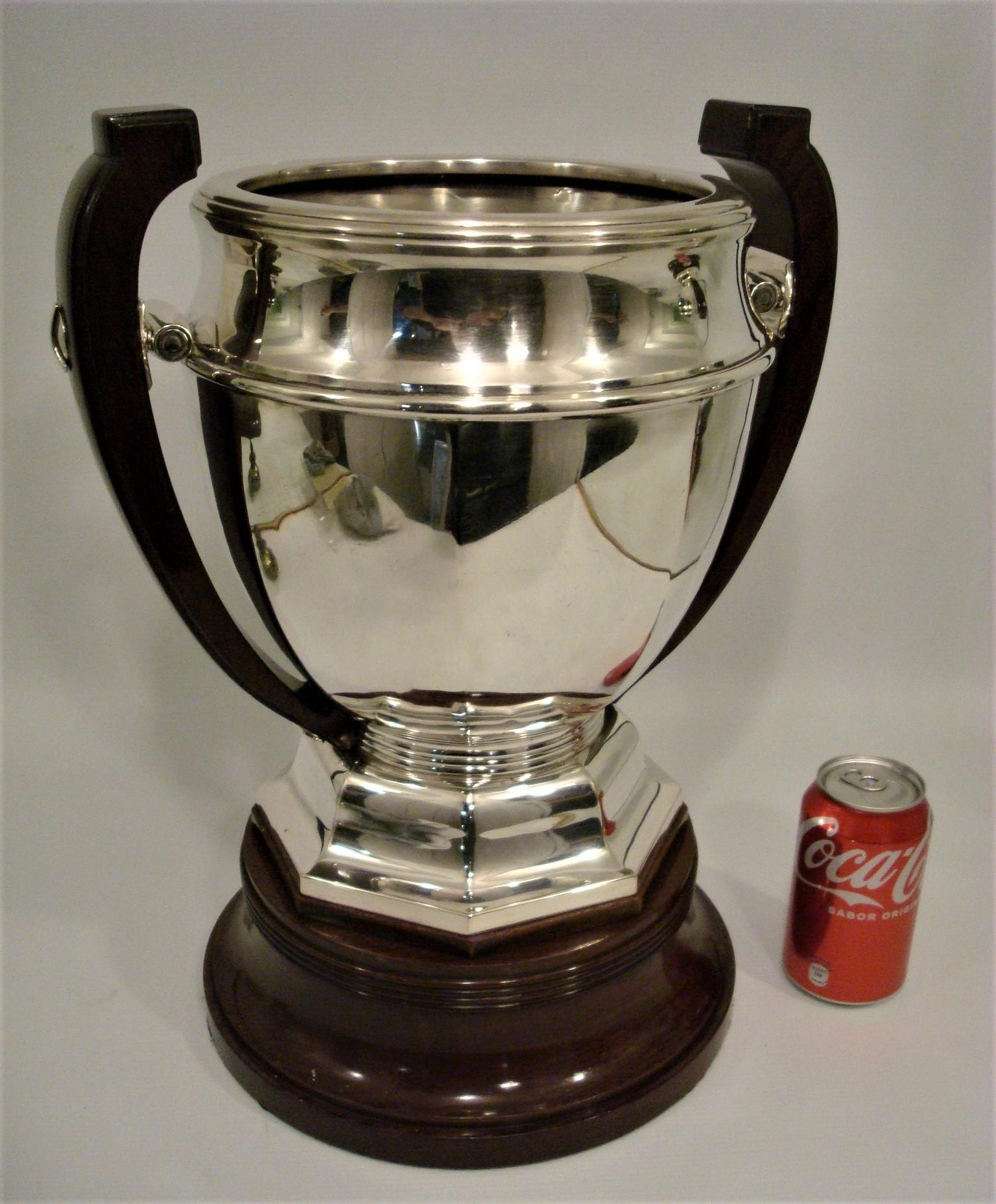 Art déco géant  Trophée polo en argent sterling - Tasse à champagne - Refroidisseur. Circa 1920 en vente 1
