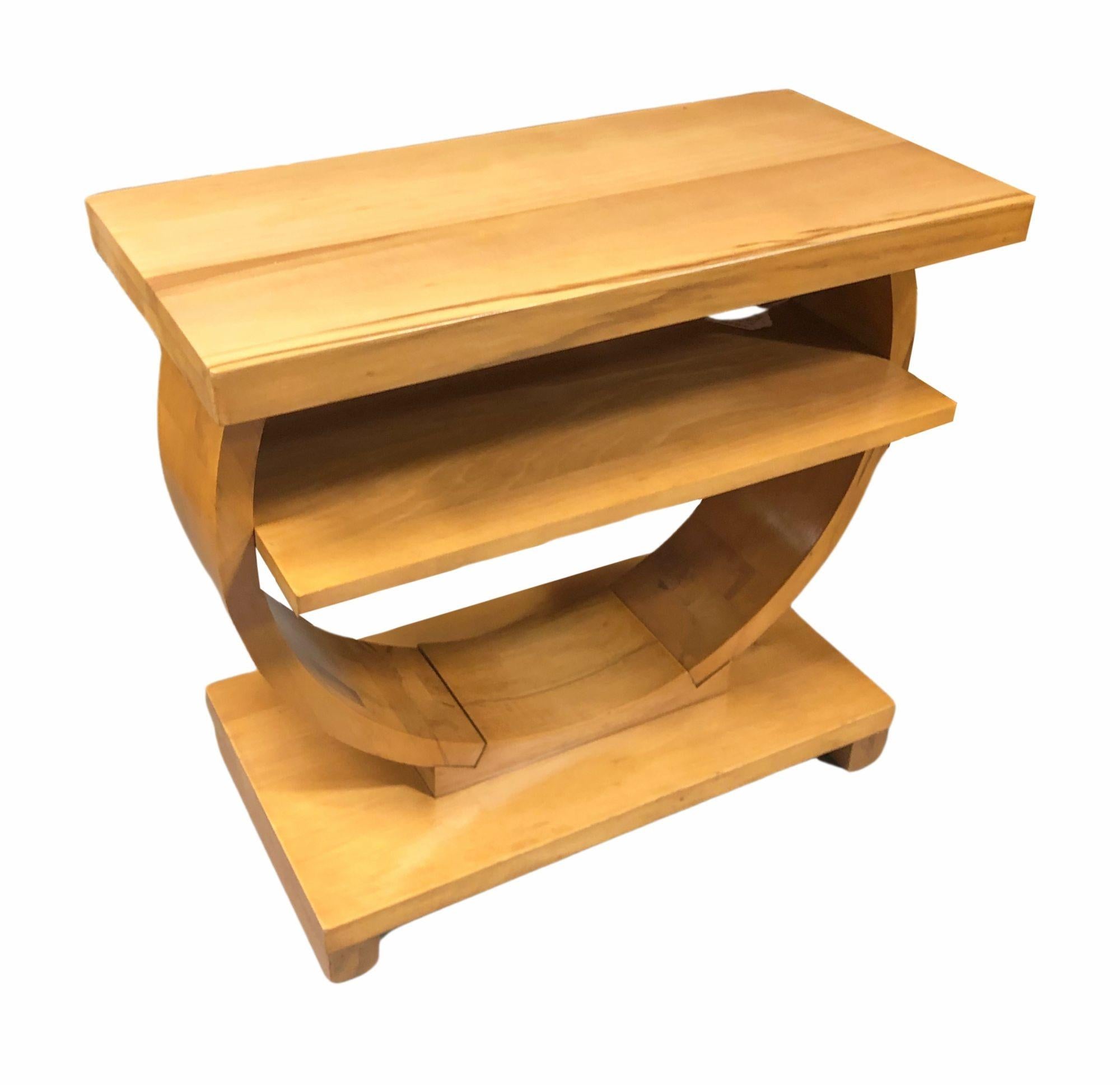 Table d'appoint Gilbert Rohde pour Brown Saltman 1940s en poirier. A.Profiles fantastique avec une superbe table géométrique ronde Cantaleviered Stacking, et un présentoir curio pour tous les petits objets décoratifs. Il s'agit d'une annonce pour un