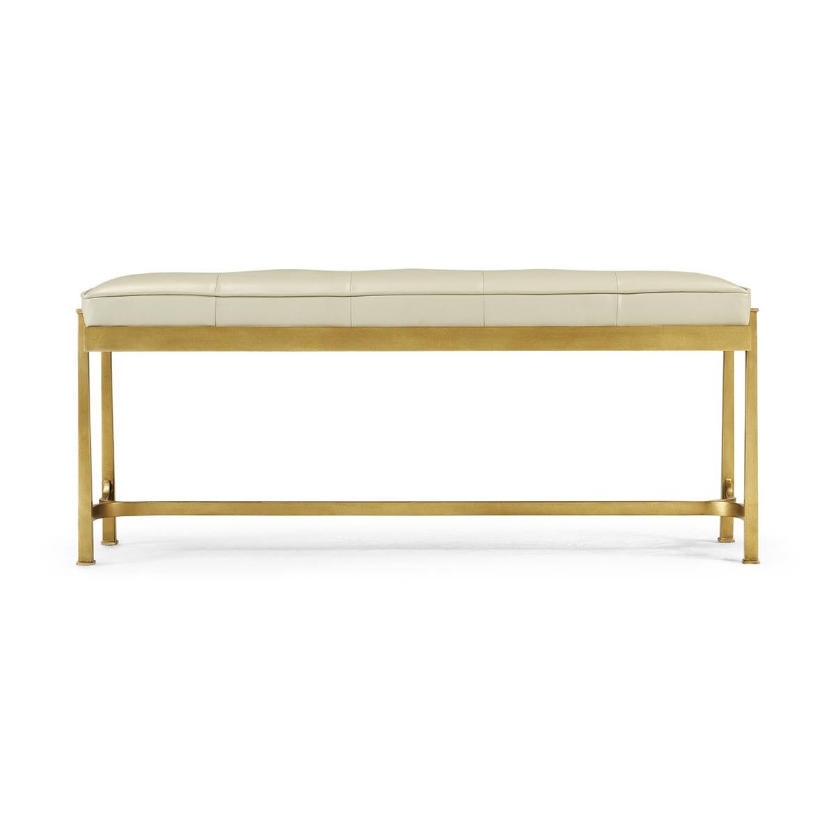 Art Deco Gilded Bench, eine vom Art Deco inspirierte rechteckige Bank aus Schmiedeeisen mit antiker Vergoldung und getufteten cremefarbenen Lederpolsterkissen.

Abmessungen: 48