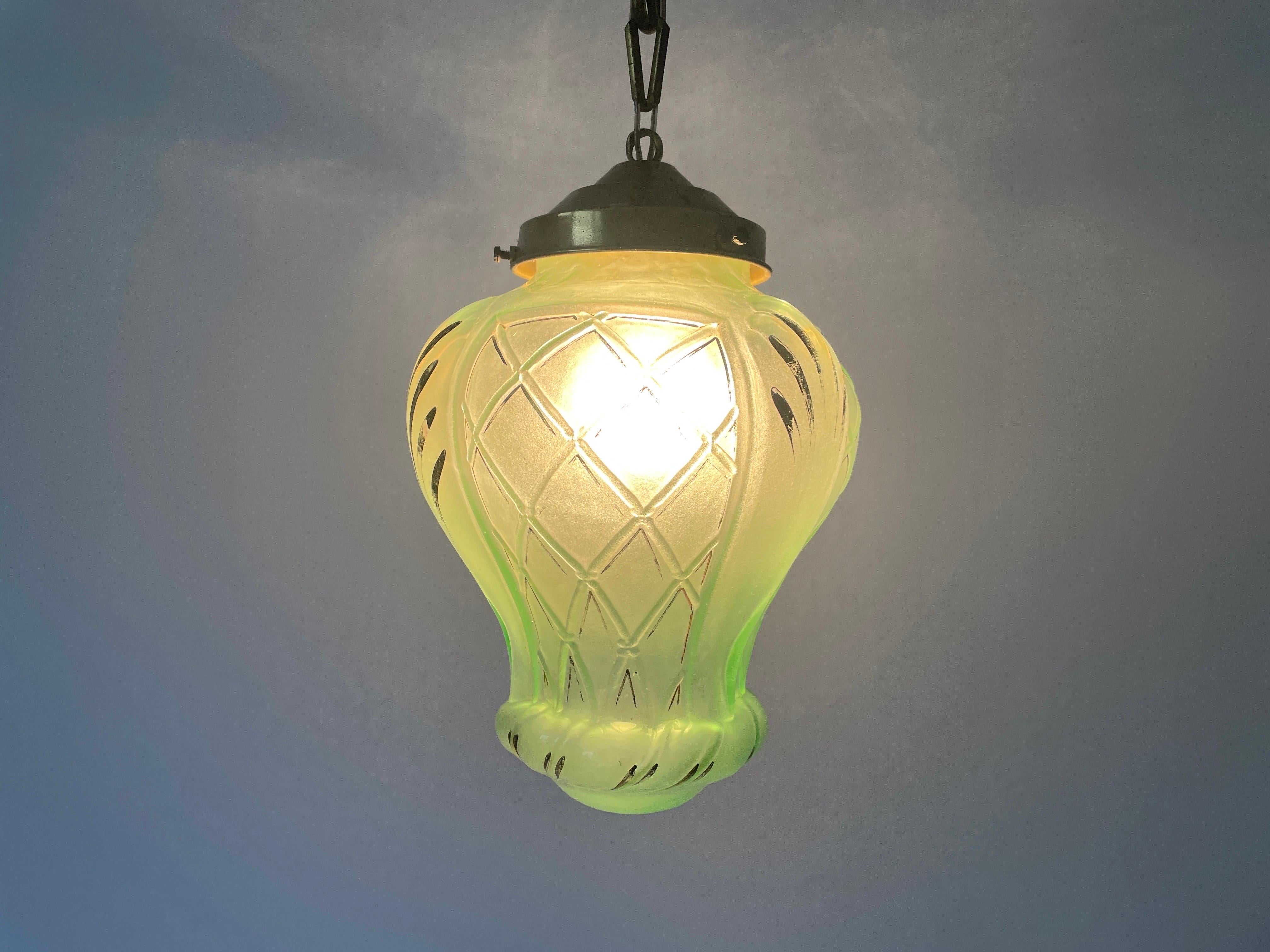 Lampada da soffitto in vetro verde dorato Art Deco, anni '40, Francia in vendita 6