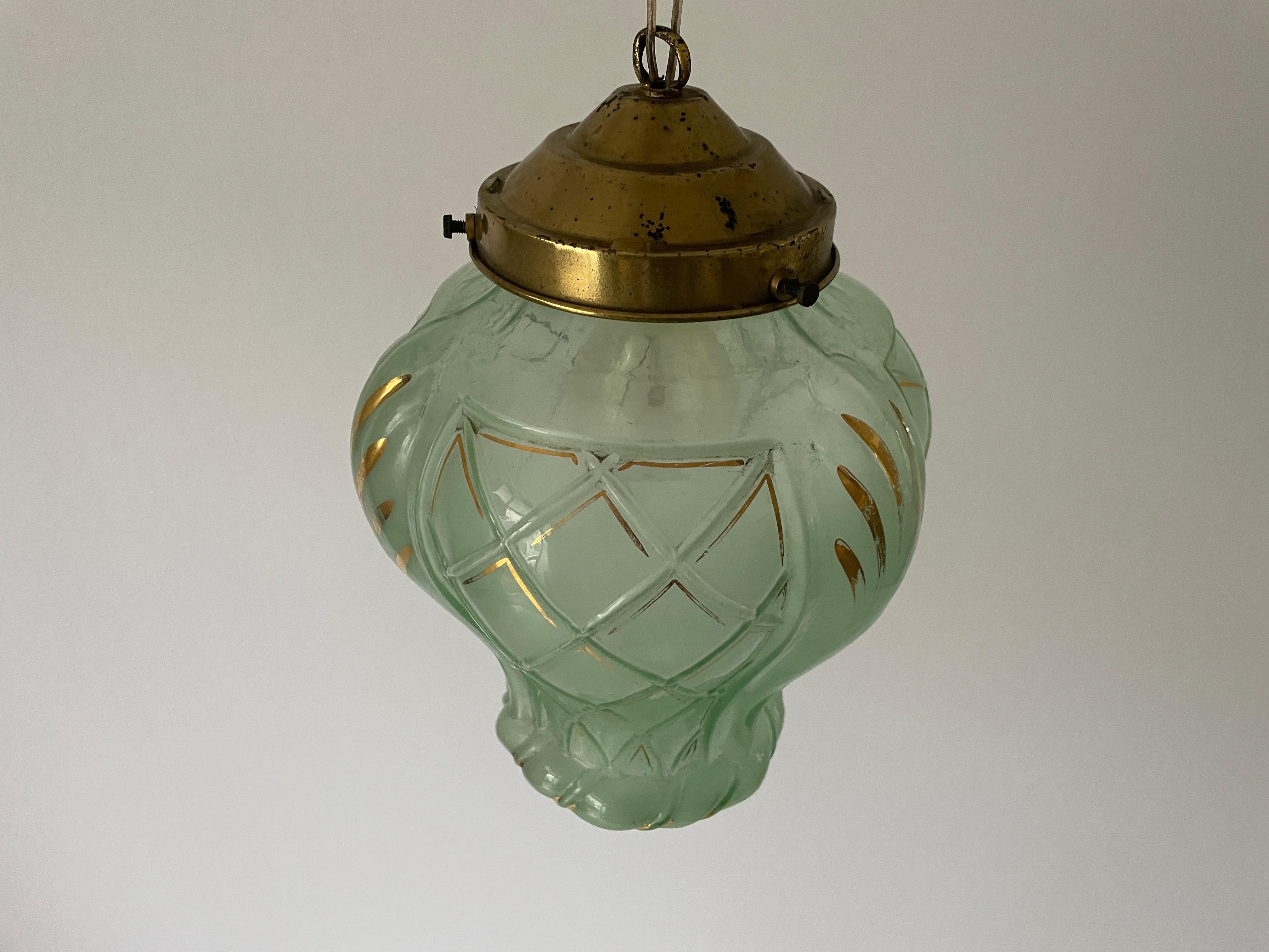 Lampada da soffitto in vetro verde dorato Art Deco, anni '40, Francia

Il paralume è in ottime condizioni vintage.

Questa lampada funziona con lampadine francesi B22. 
Cablato e adatto all'uso con 220V e 110V per tutti i paesi.

Misure: 
Altezza: