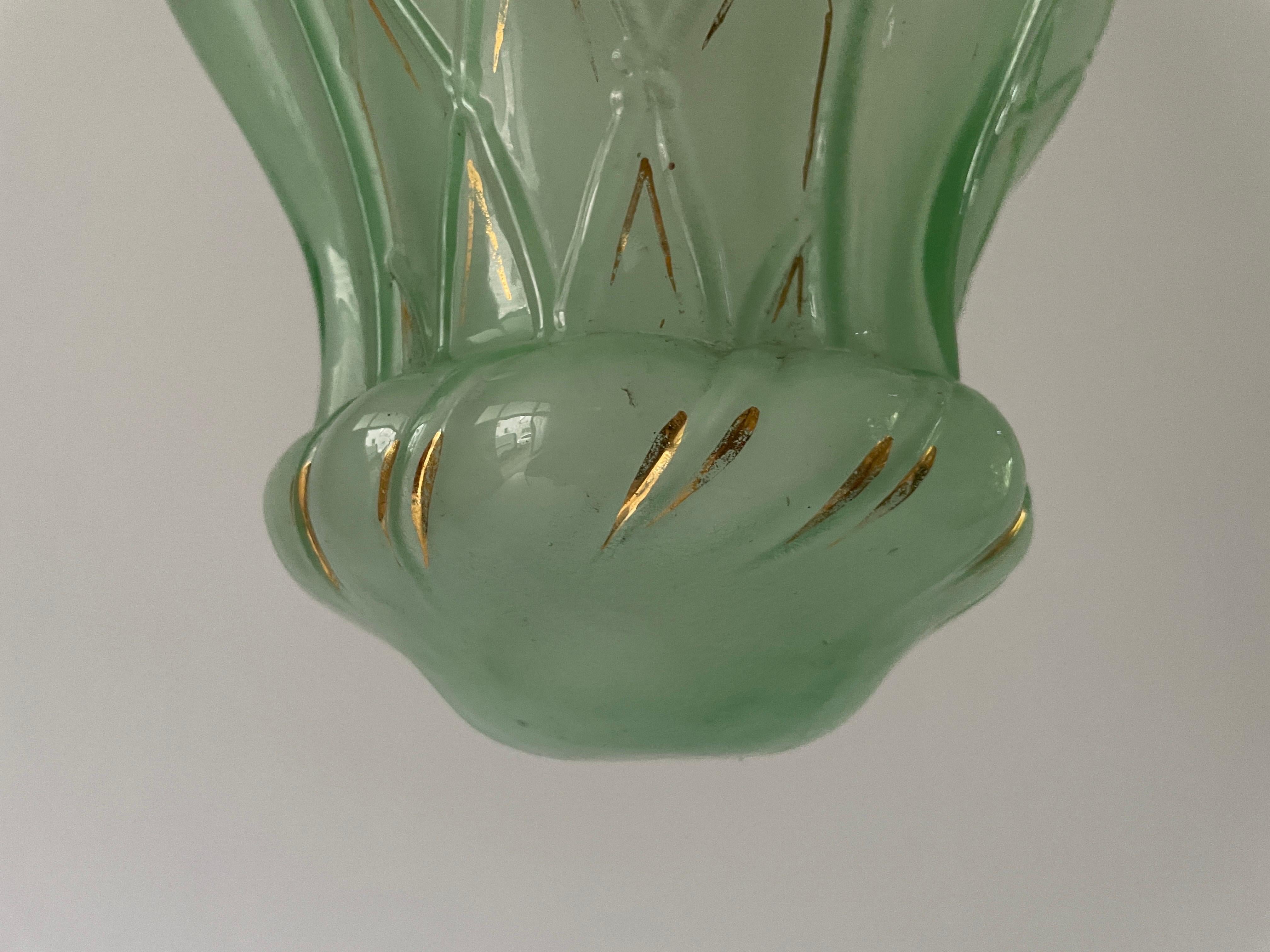 Lampada da soffitto in vetro verde dorato Art Deco, anni '40, Francia In condizioni ottime in vendita a Hagenbach, DE