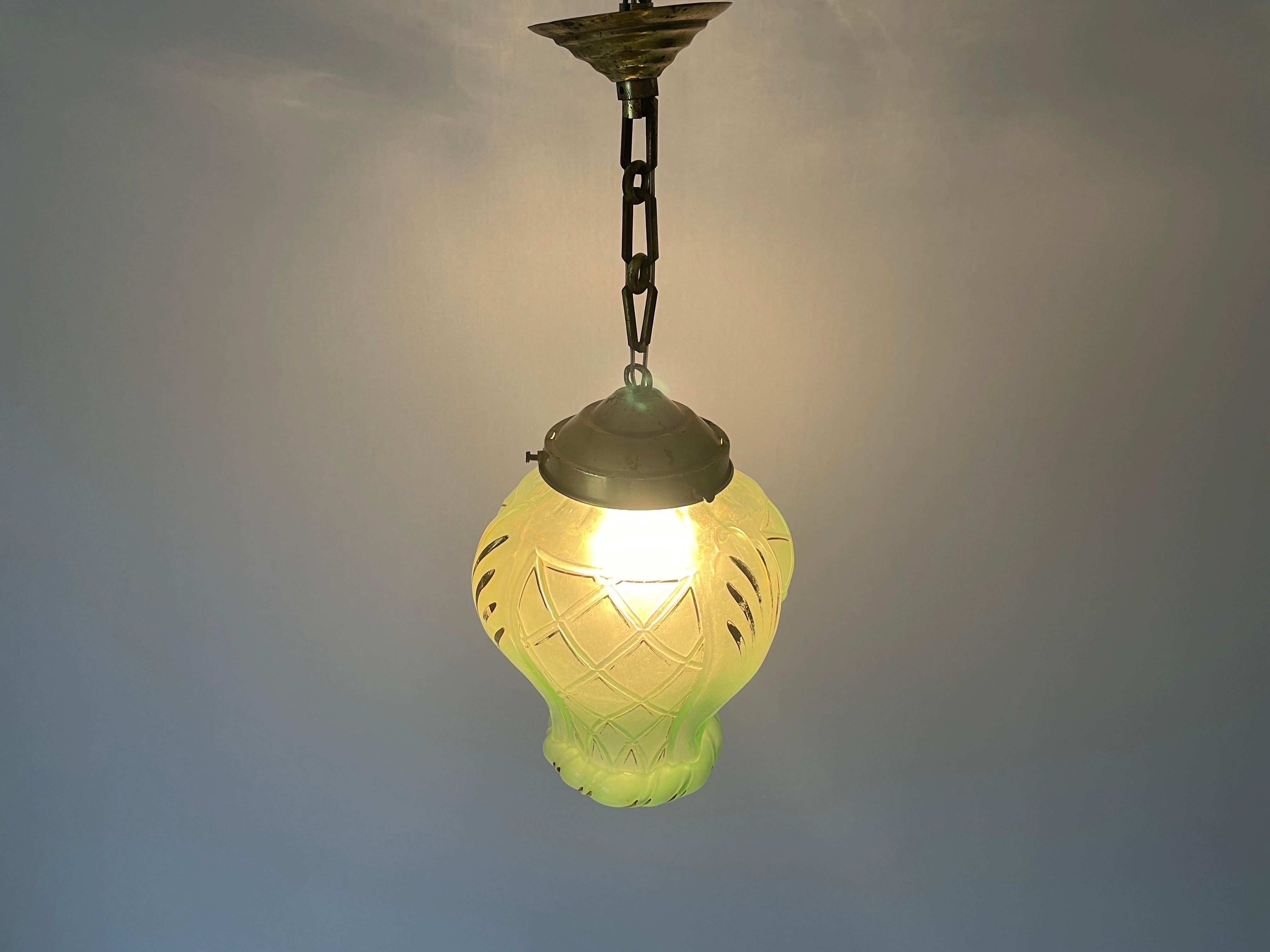 Lampada da soffitto in vetro verde dorato Art Deco, anni '40, Francia in vendita 1