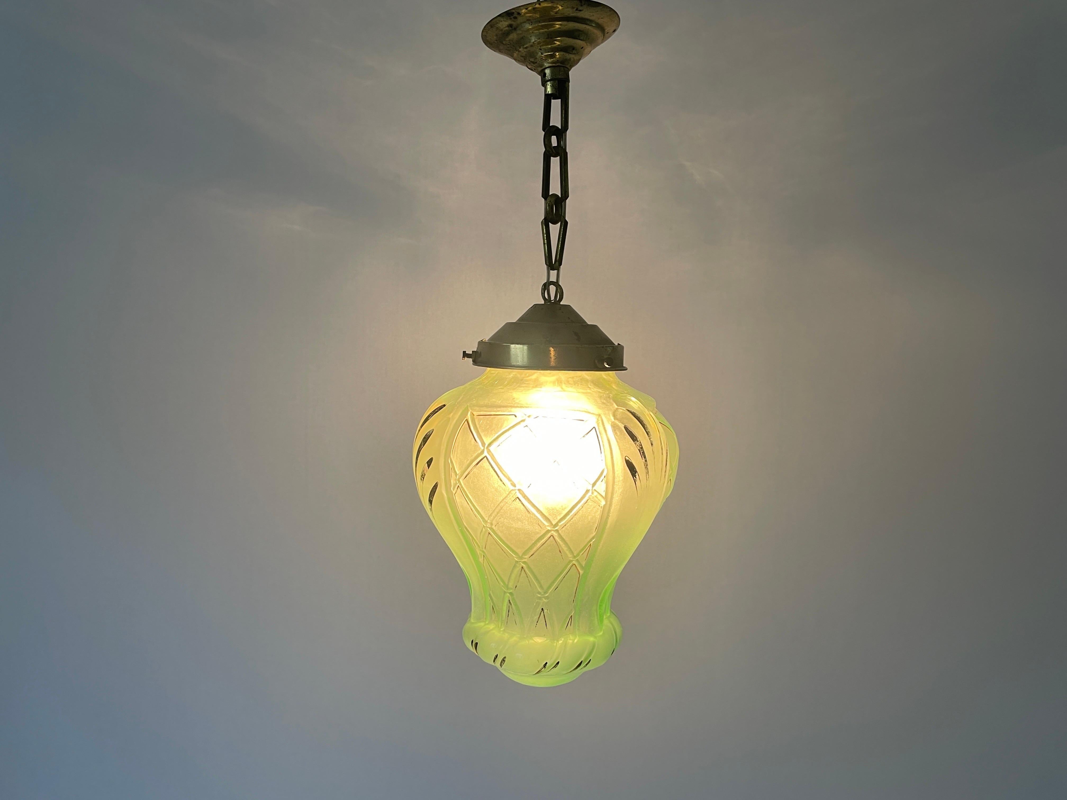 Lampada da soffitto in vetro verde dorato Art Deco, anni '40, Francia in vendita 2