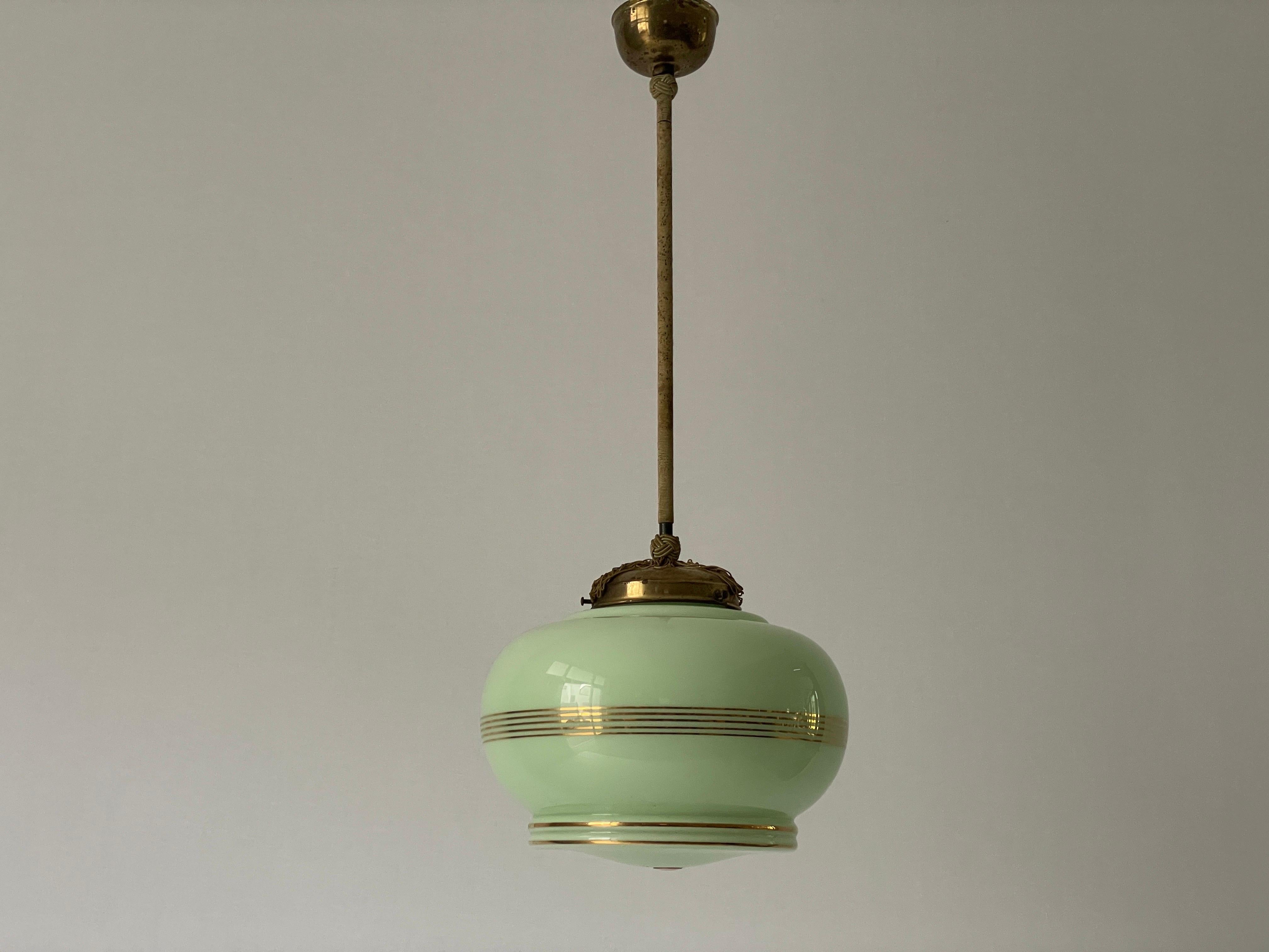 Lampada da soffitto in vetro verde dorato Art Deco, anni '50, Germania

Il paralume è in ottime condizioni vintage.

Questa lampada funziona con lampadine E27. 
Cablato e adatto all'uso con 220V e 110V per tutti i paesi.

Misure: 
Altezza: 63