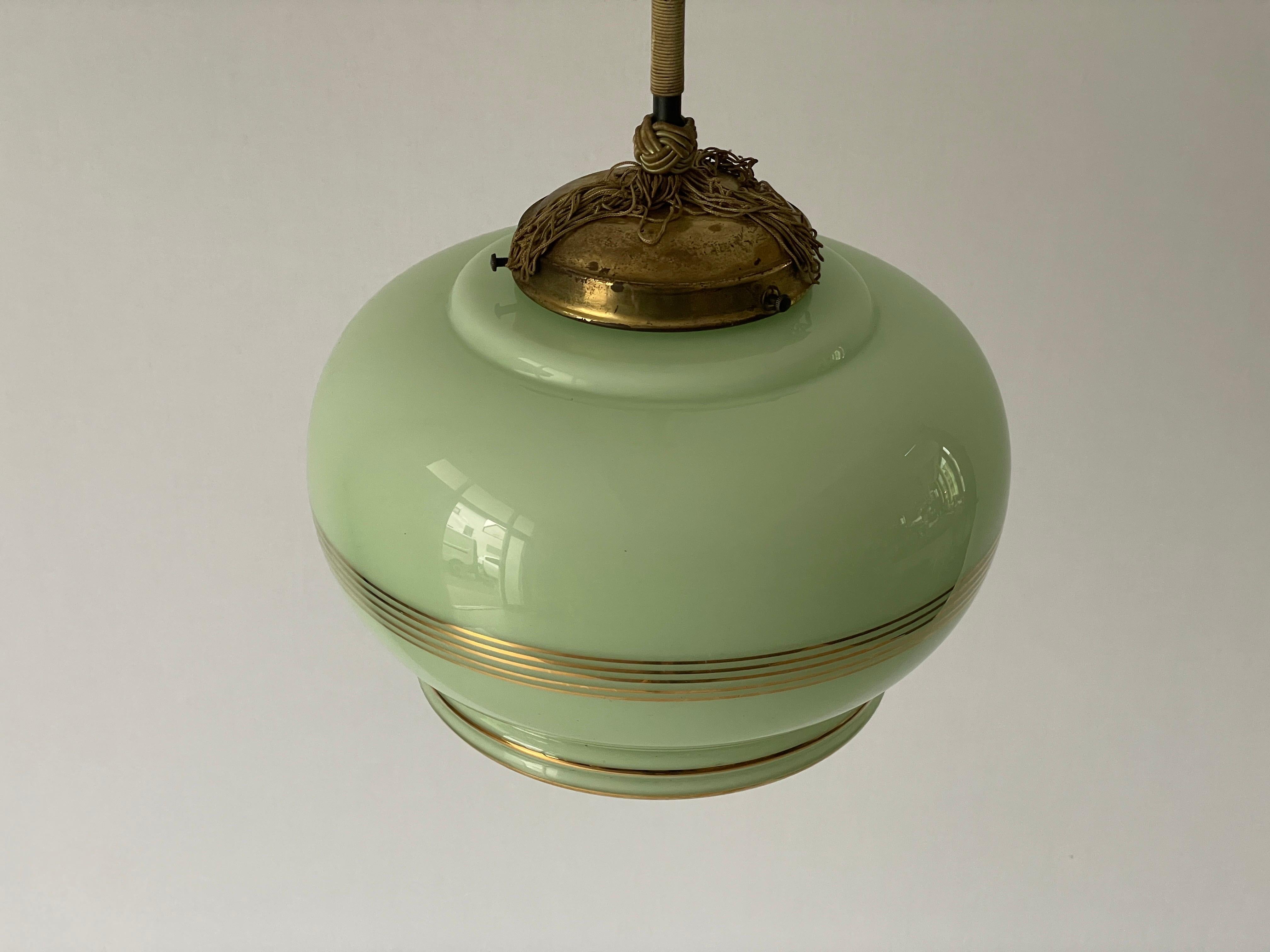 Lampada da soffitto in vetro verde dorato Art Deco, anni '50, Germania In condizioni ottime in vendita a Hagenbach, DE