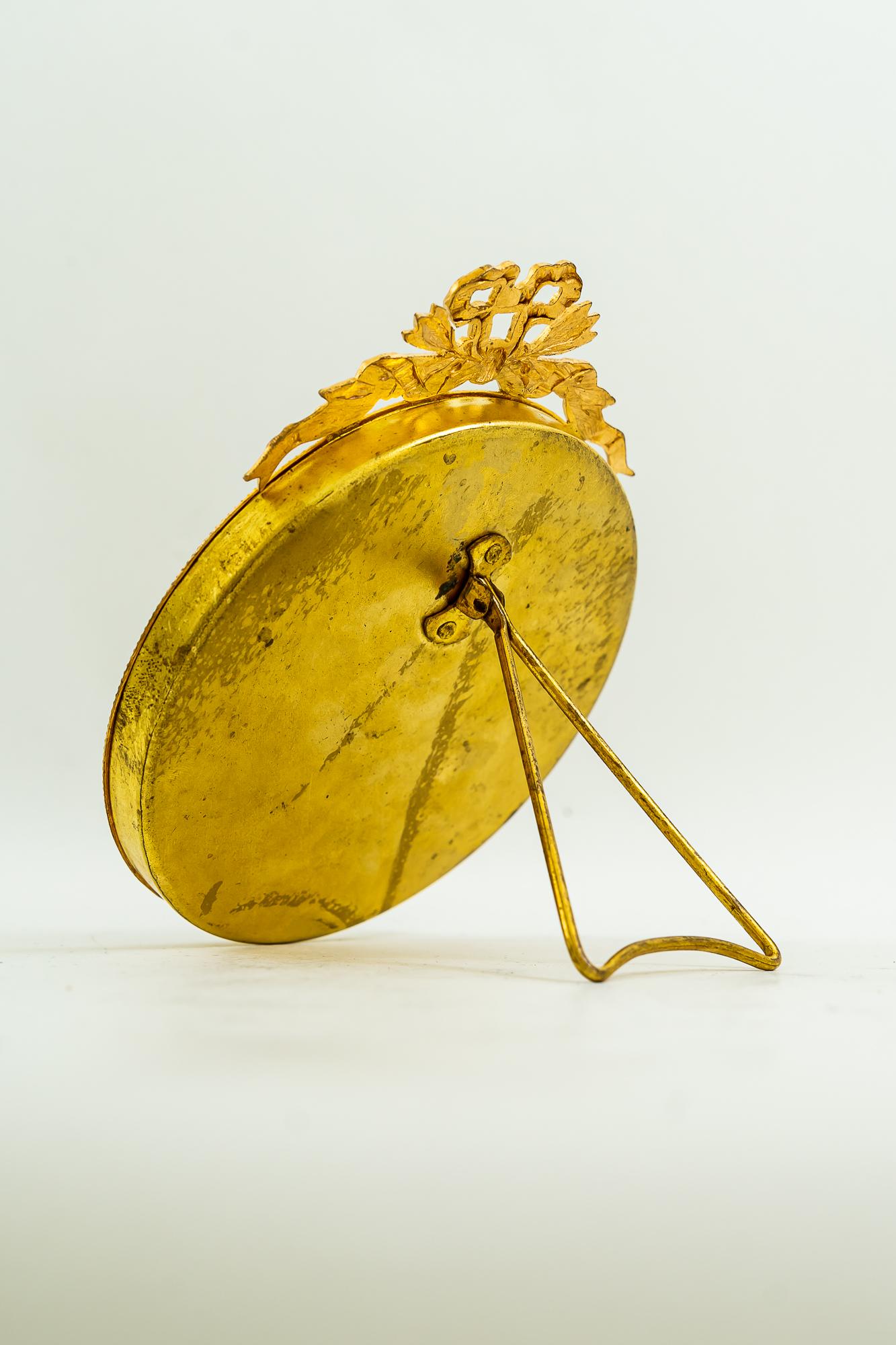 Vergoldeter Art-Dco-Bilderrahmen mit uerlich geschwungenem Originalglas aus den 1920er Jahren (Österreichisch) im Angebot