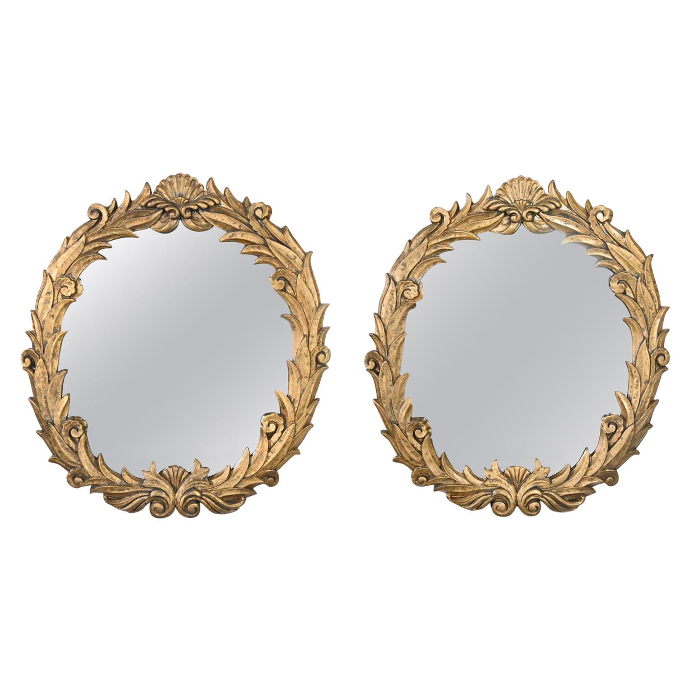 Paire de miroirs Art Déco en résine dorée à motif de feuillage anthémion, style Serge Roche